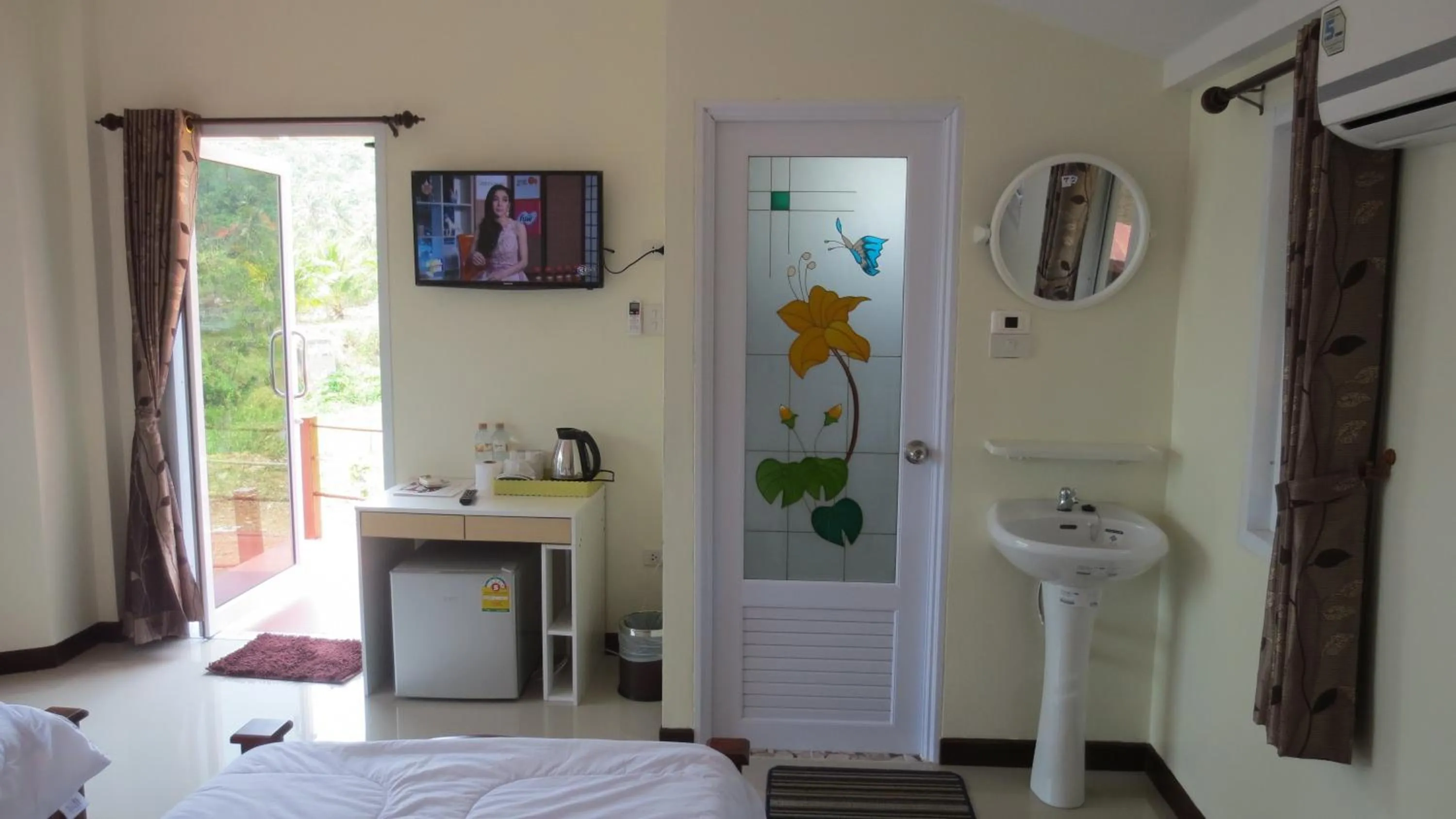 Coffee/tea facilities, Bed in Lomtalay Resort Trat