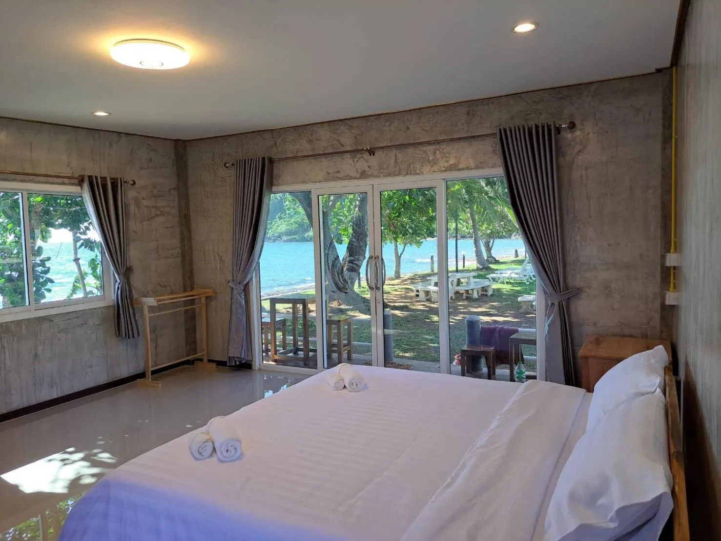 Bedroom, Bed in Lomtalay Resort Trat