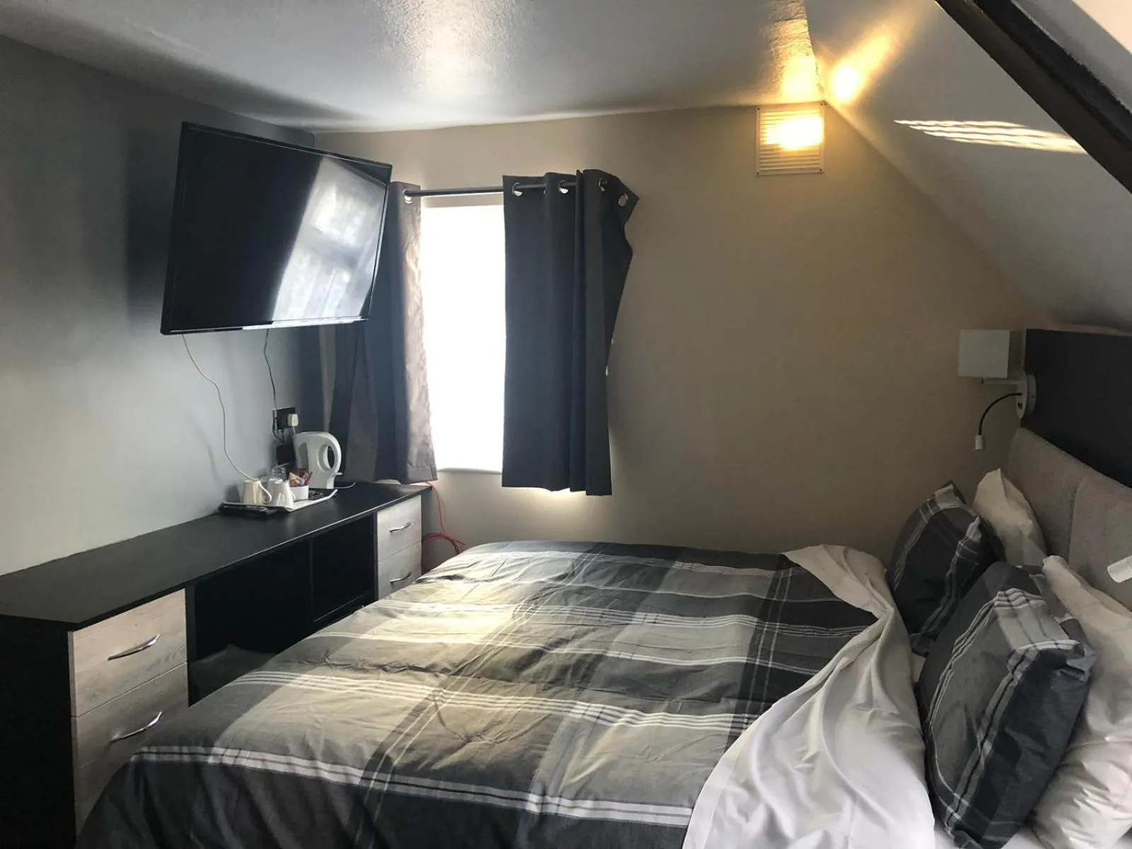 Bed in The Old Black Horse Inn