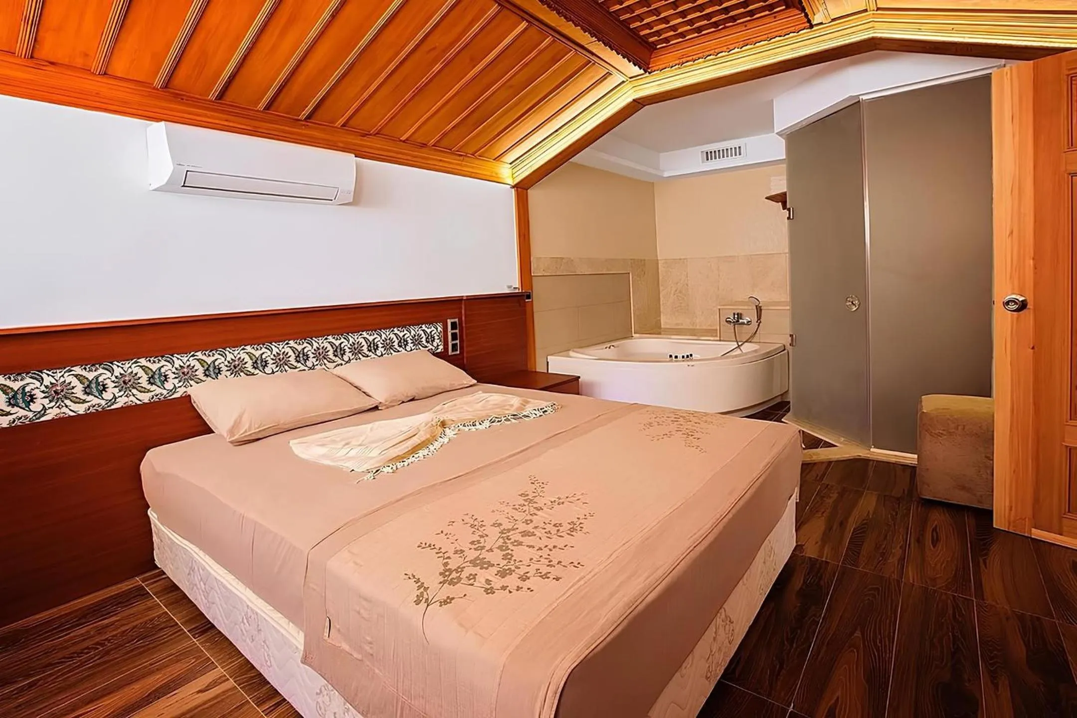 Photo of the whole room, Bed in Hotel Lotus Spa&Sport Akyaka