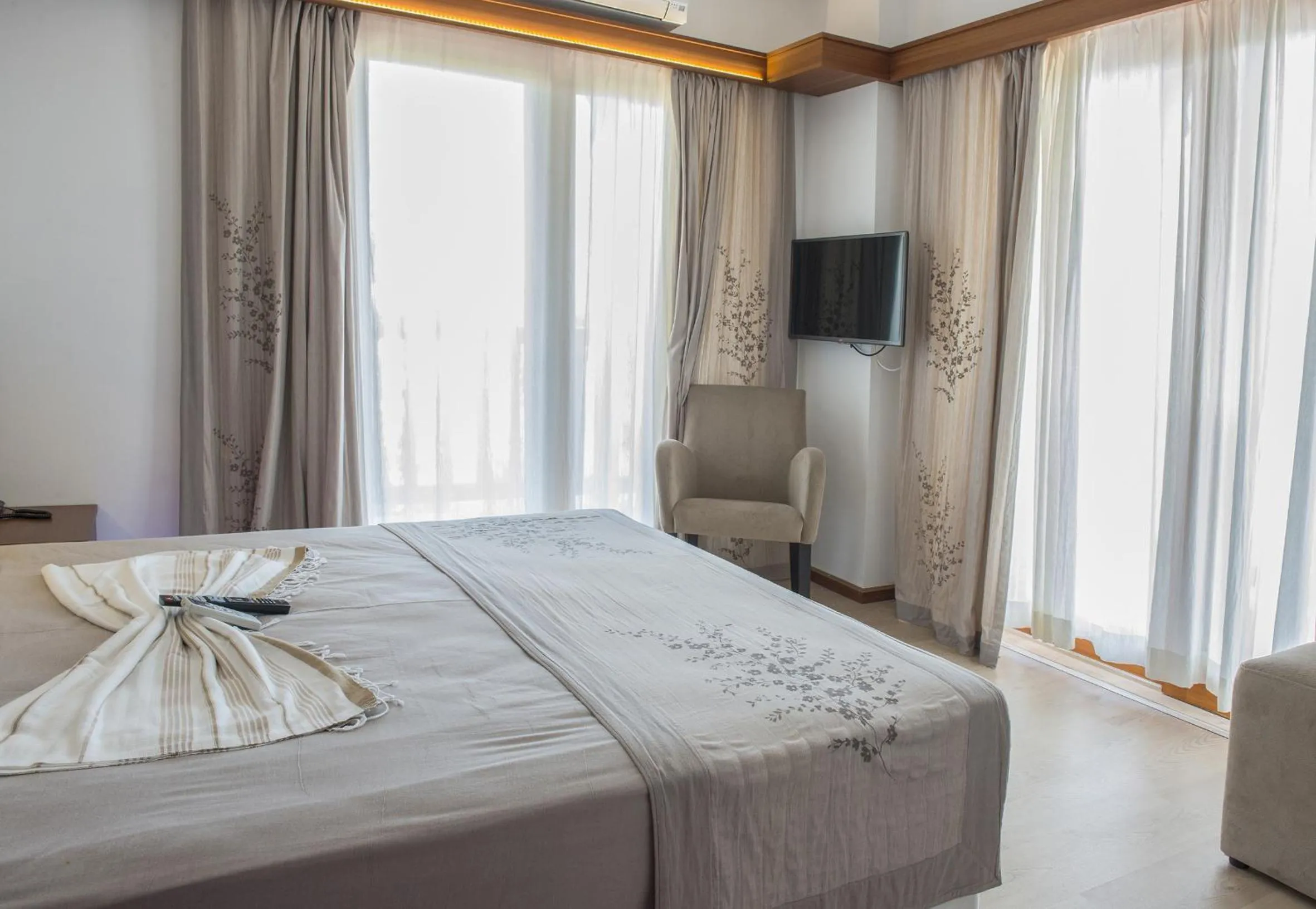 Photo of the whole room, Bed in Hotel Lotus Spa&Sport Akyaka