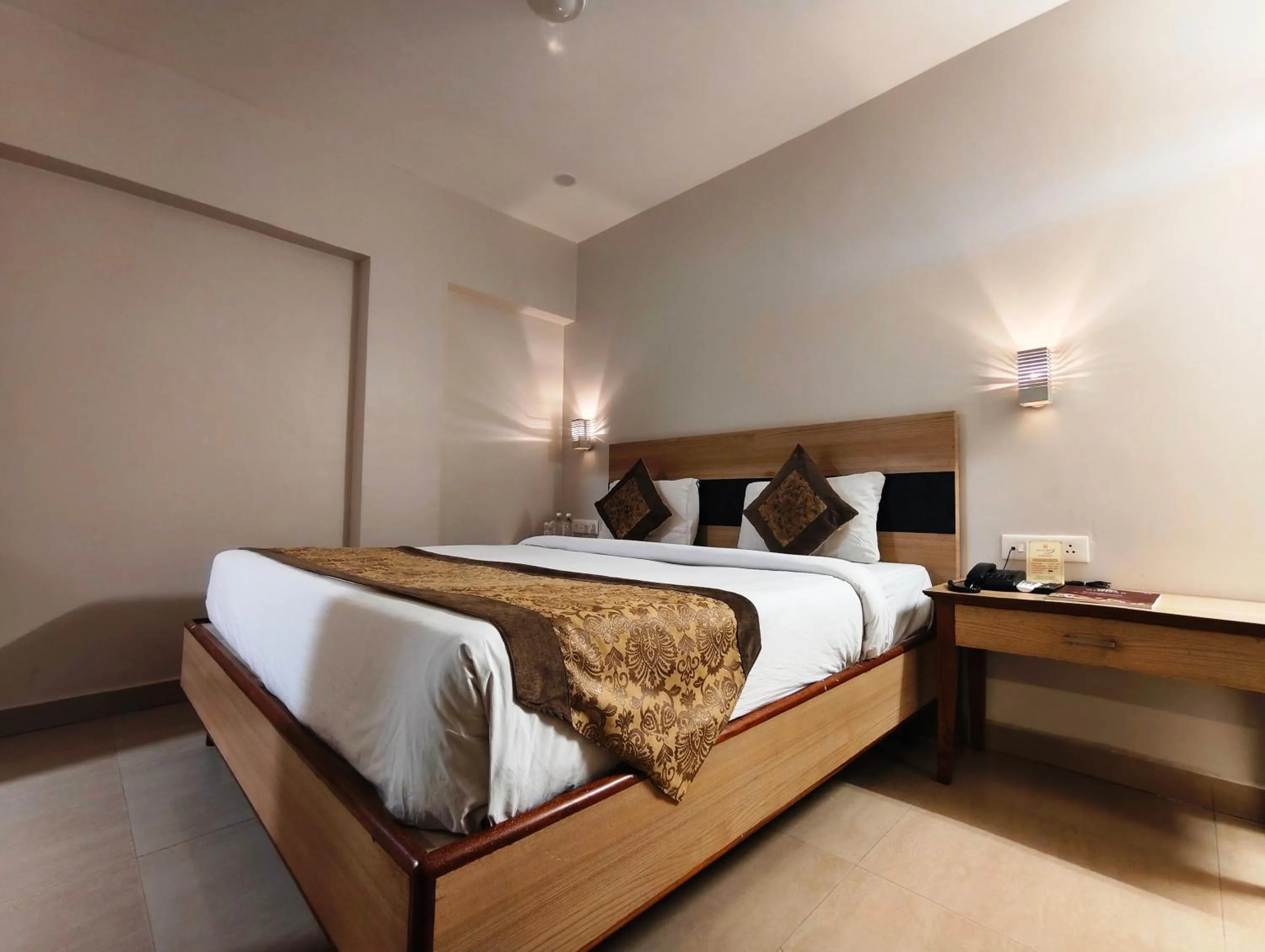 Bedroom, Bed in Hotel Simran - Raipur Junction