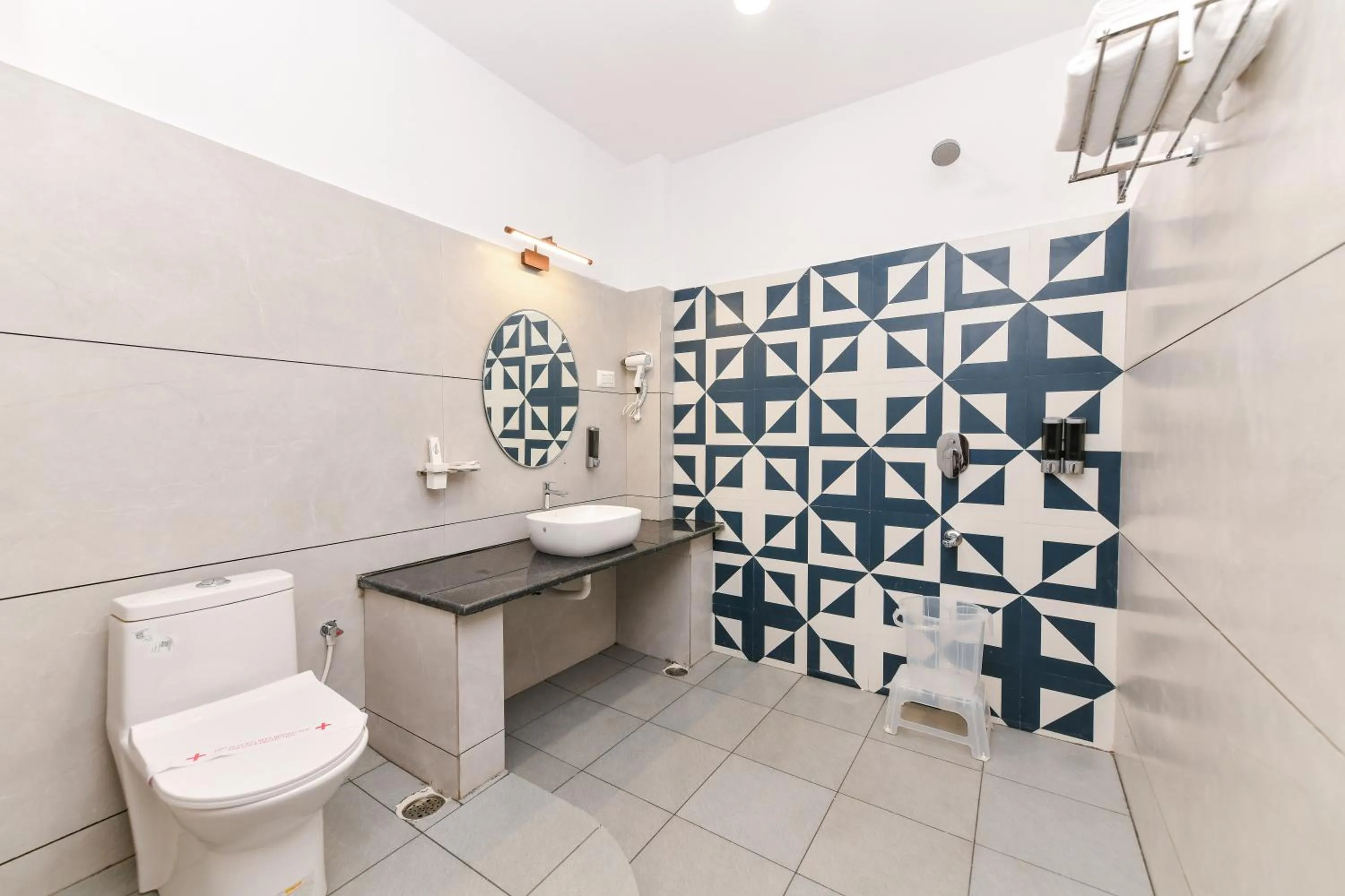 Toilet in Hotel Shine International