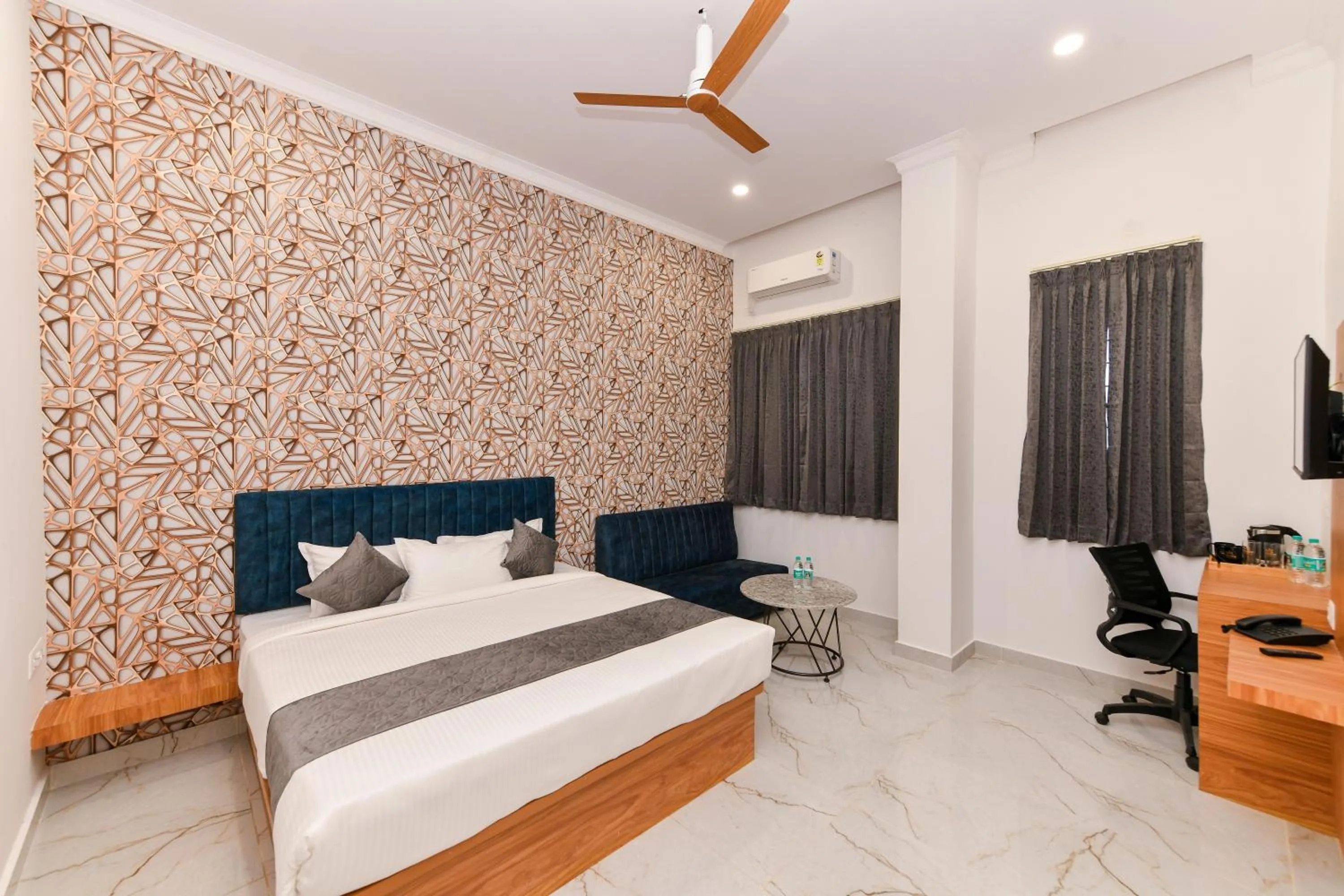 Photo of the whole room, Bed in Hotel Shine International