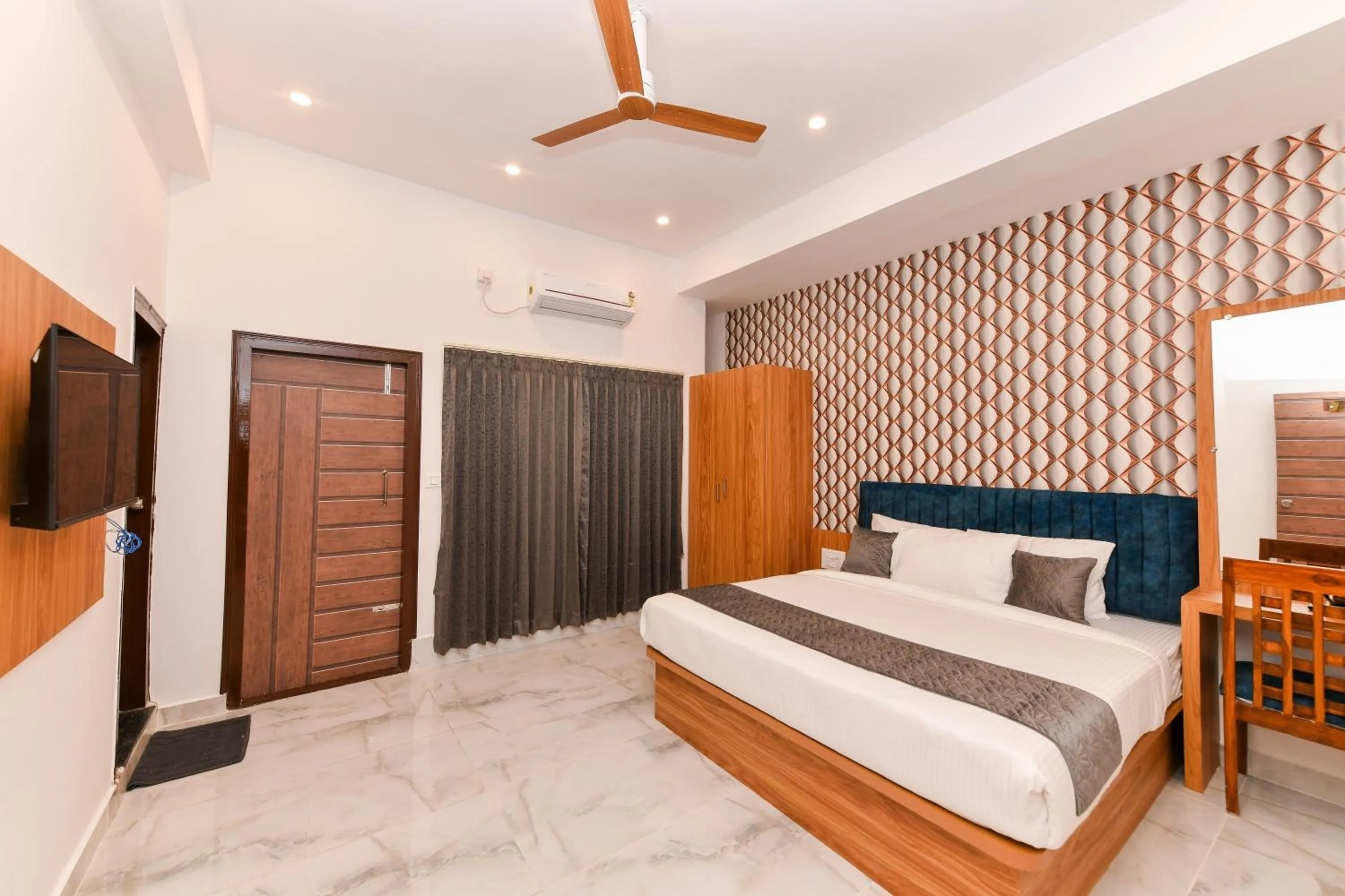 Photo of the whole room, Bed in Hotel Shine International