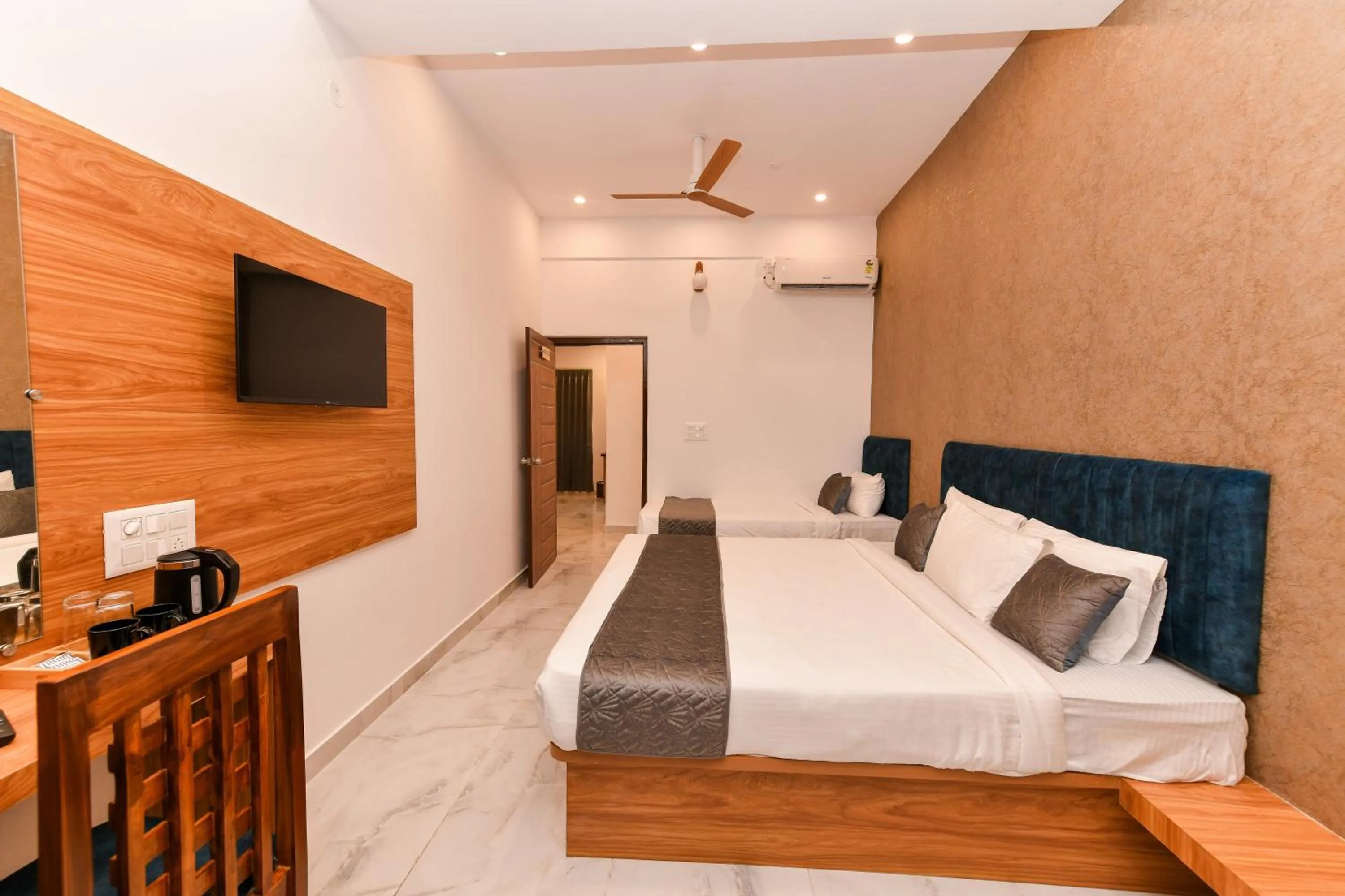 Bed in Hotel Shine International