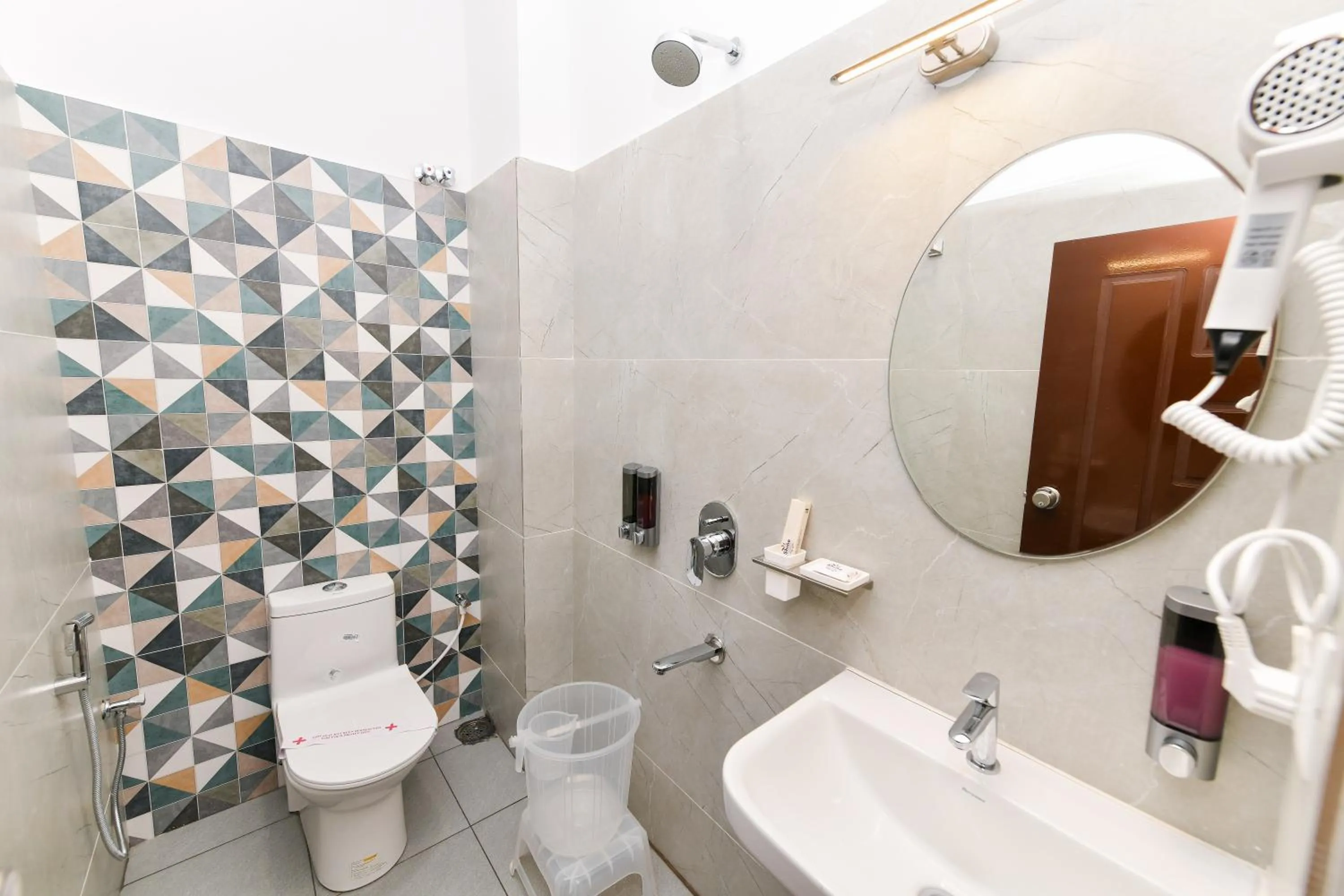 Toilet in Hotel Shine International