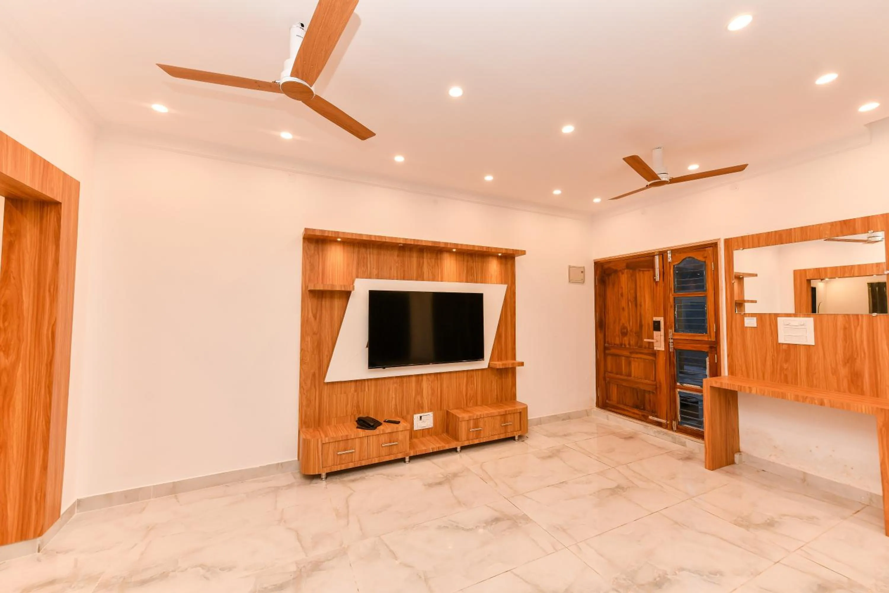 TV and multimedia in Hotel Shine International