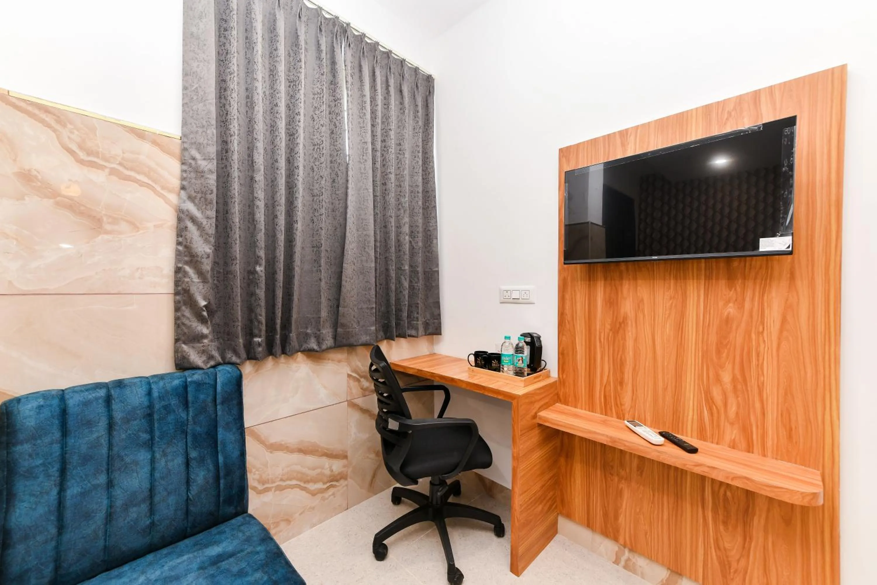 Communal lounge/ TV room in Hotel Shine International