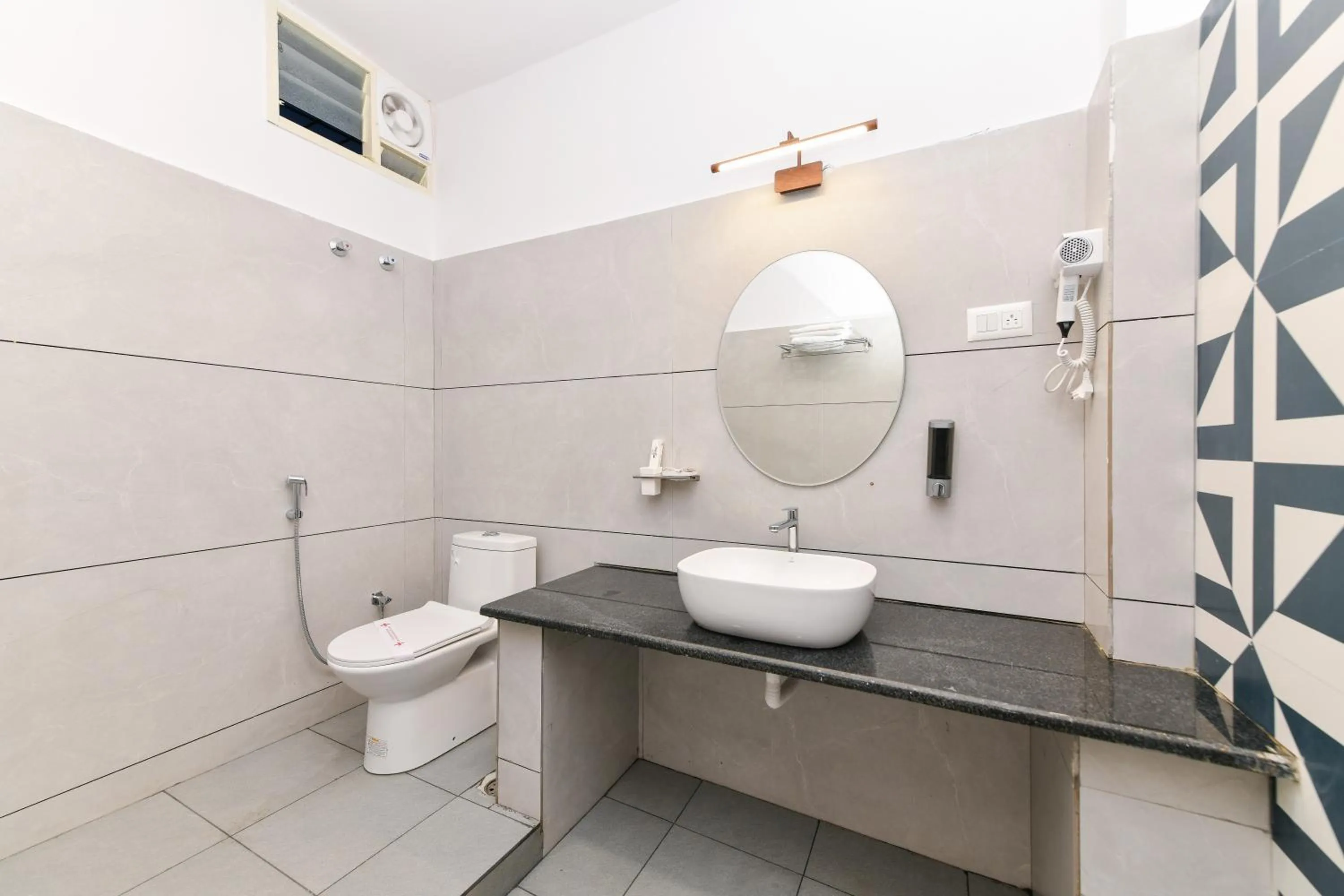 Toilet in Hotel Shine International