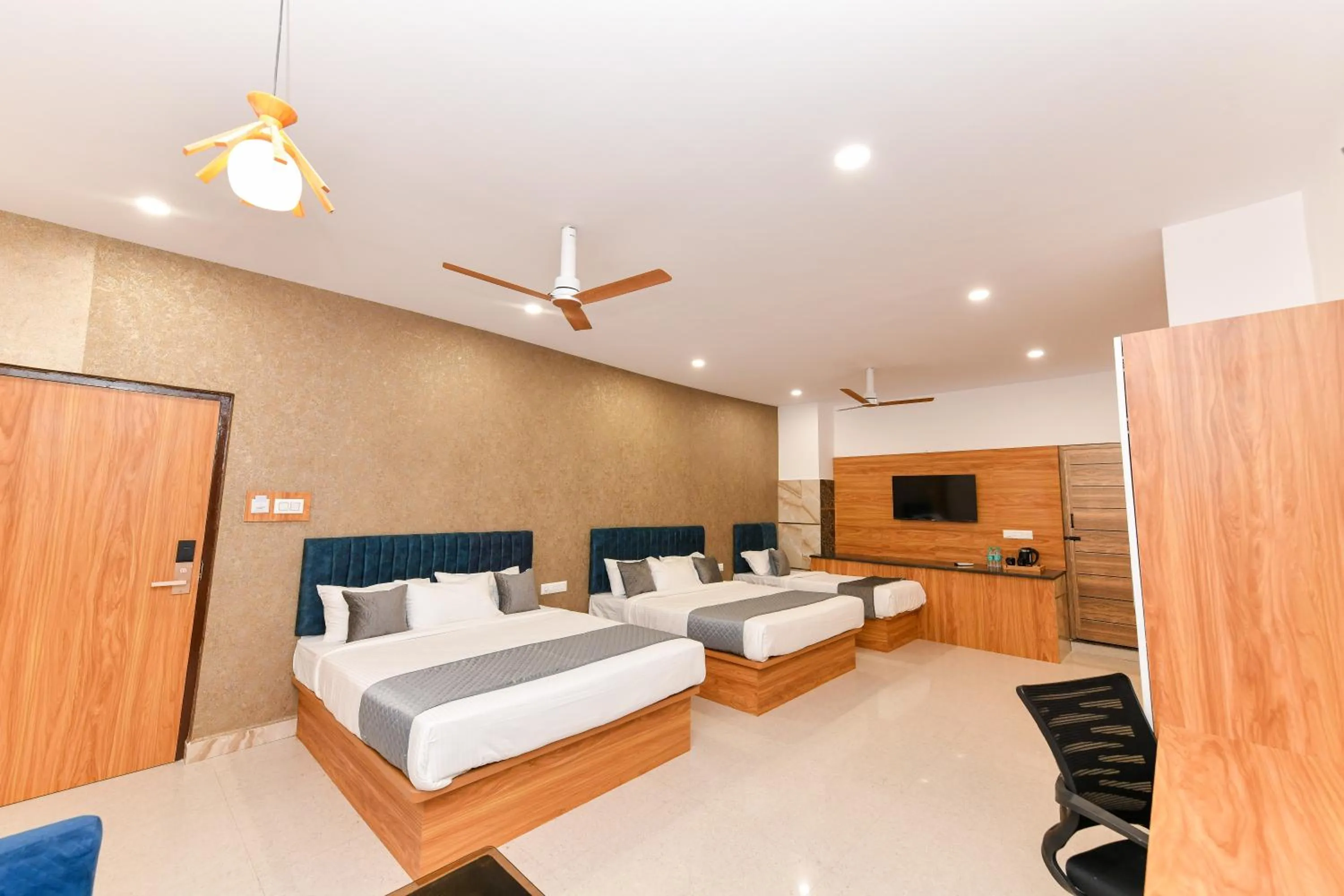 Photo of the whole room, Bed in Hotel Shine International