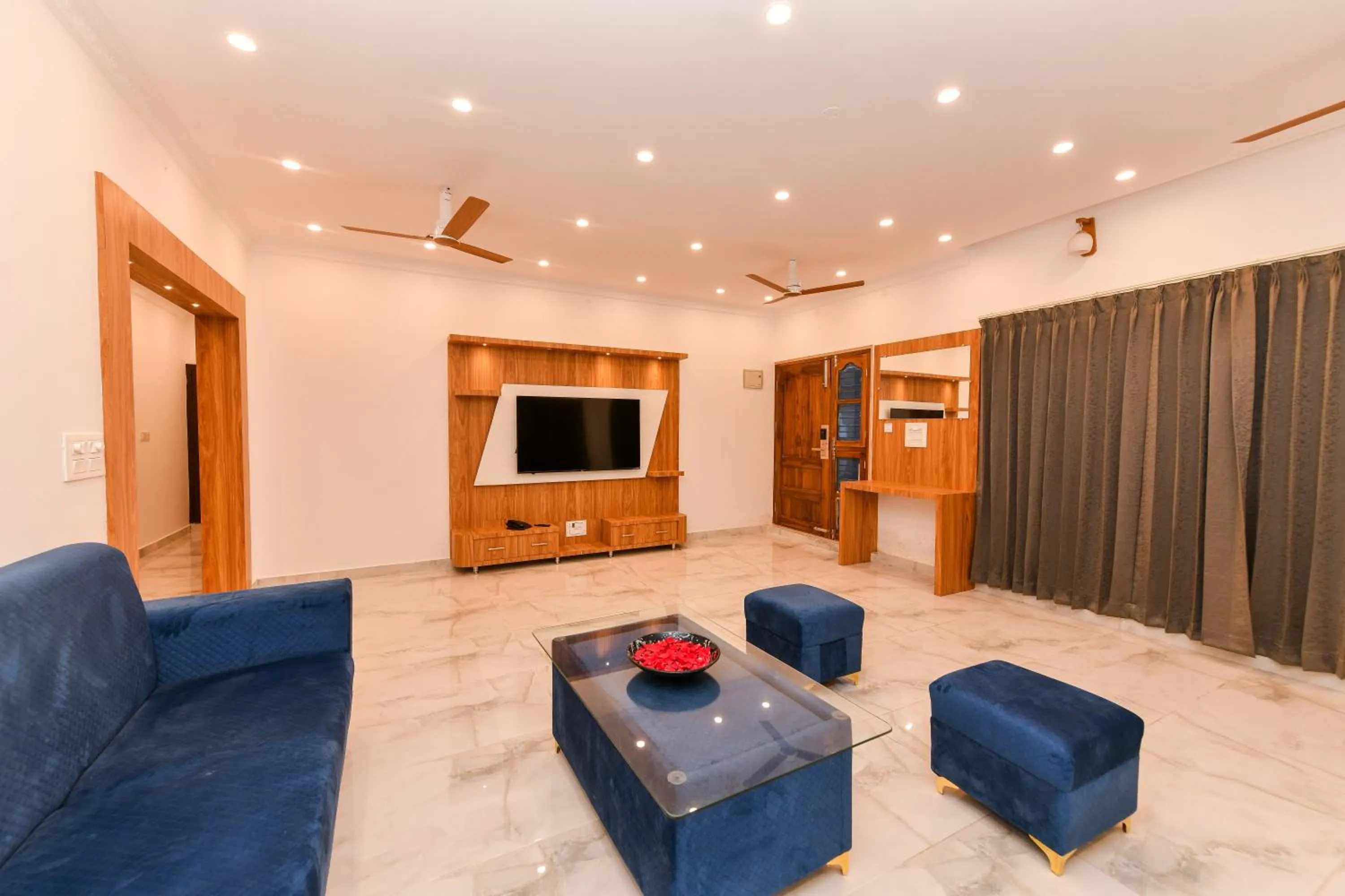 Communal lounge/ TV room in Hotel Shine International