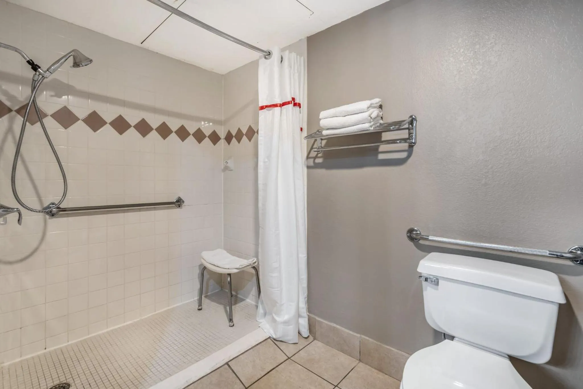 Bathroom in Red Roof Inn & Suites Sulphur Springs