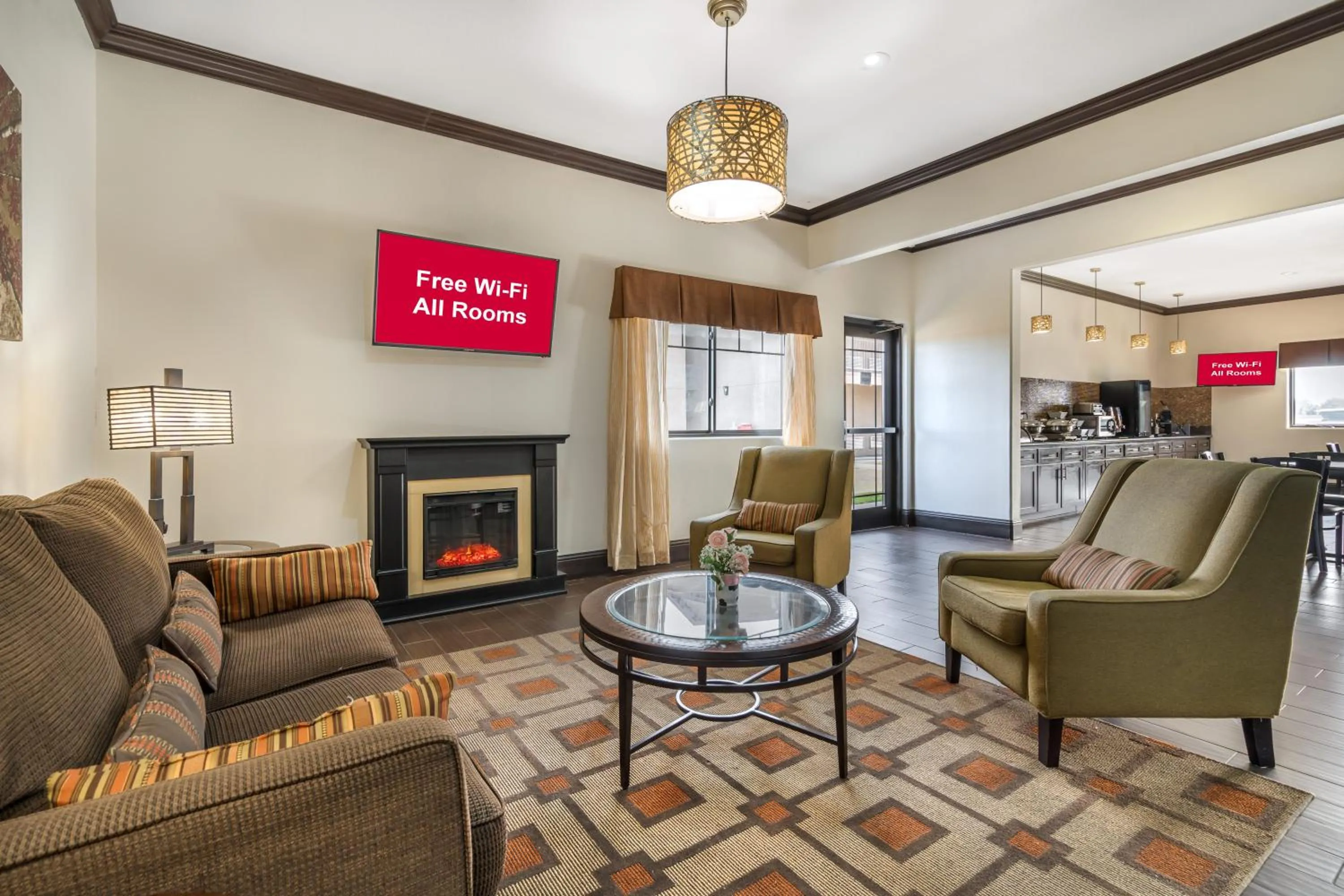 Communal lounge/ TV room in Red Roof Inn & Suites Sulphur Springs