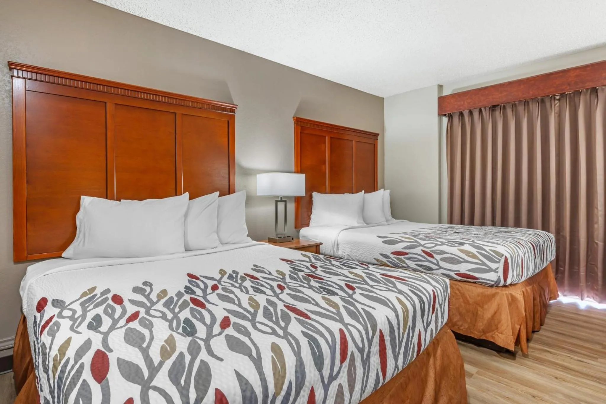 Photo of the whole room, Bed in Red Roof Inn & Suites Sulphur Springs