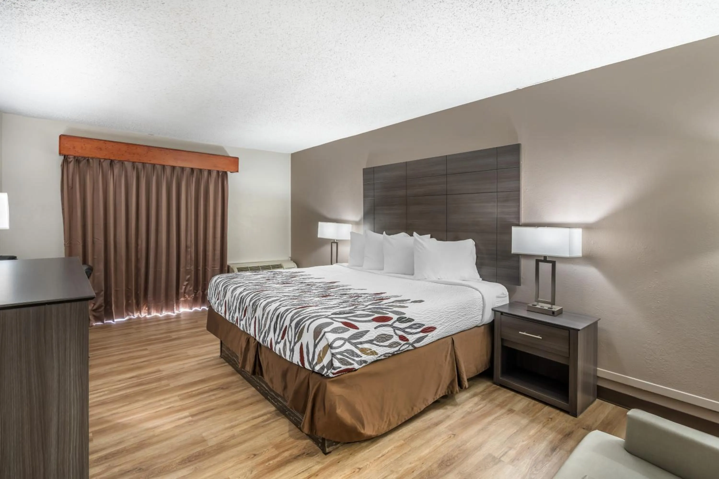 View (from property/room), Bed in Red Roof Inn & Suites Sulphur Springs