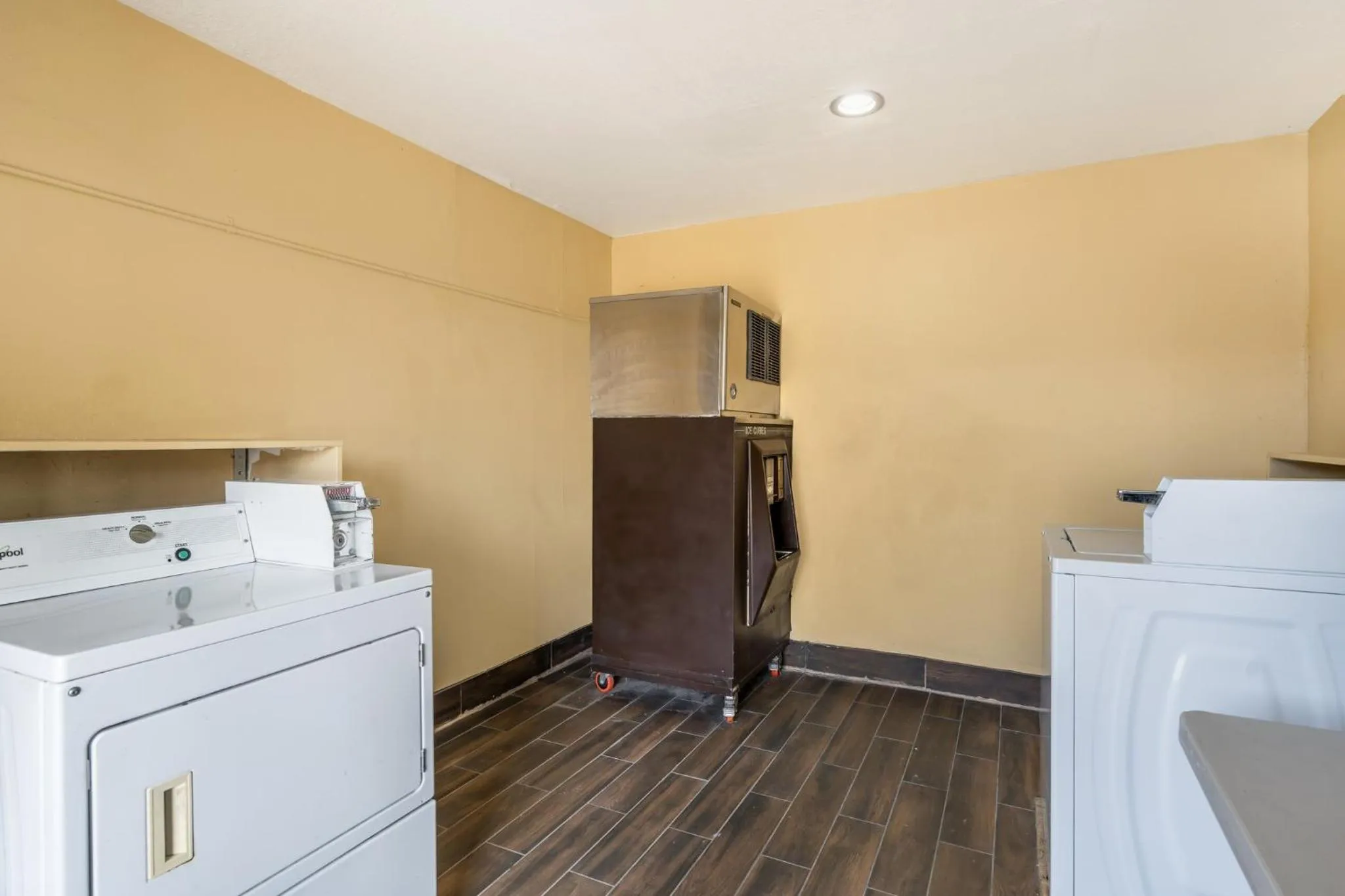 laundry, Bed in Best Western Trail Dust Inn & Suites