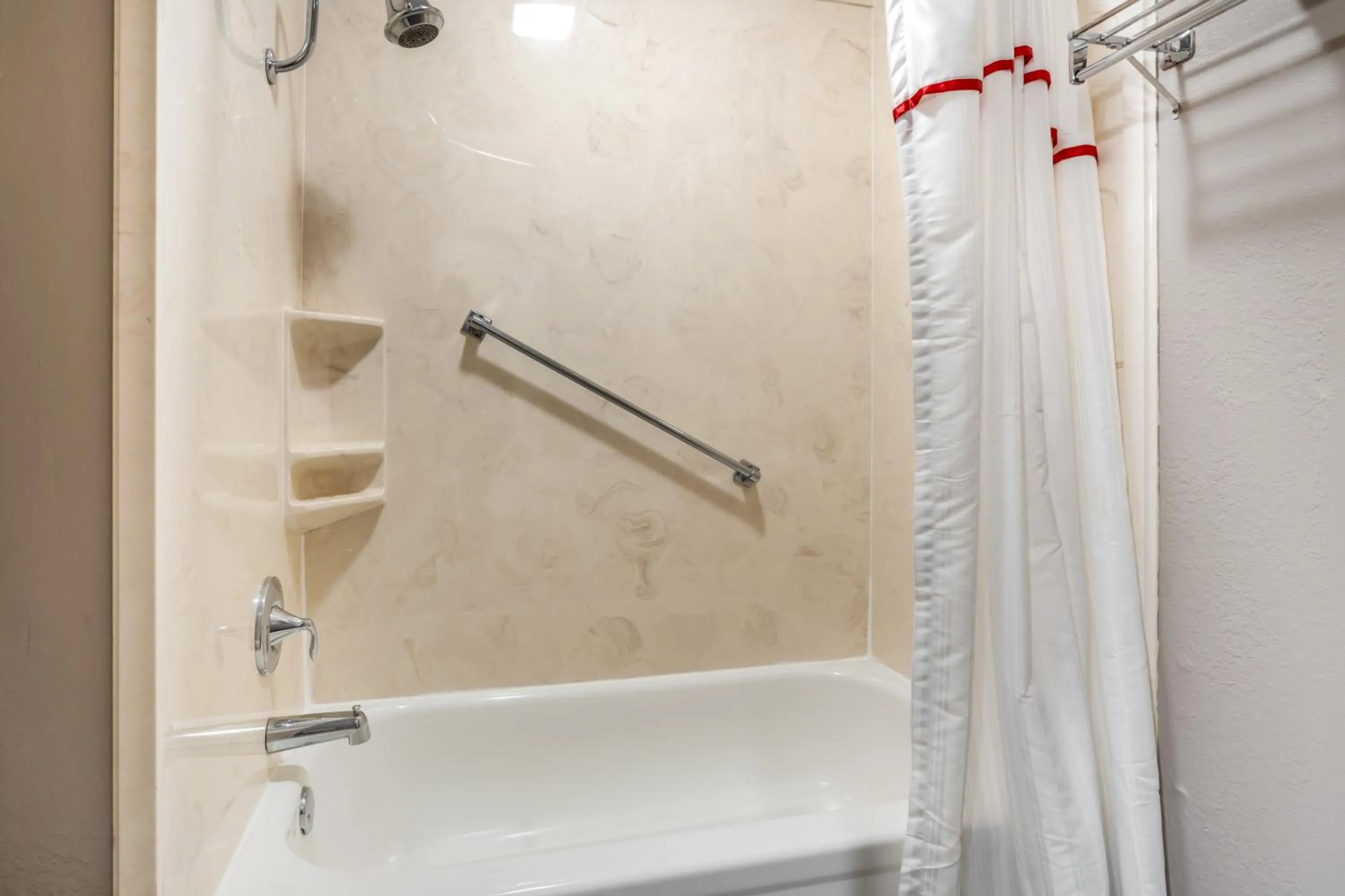 Bathroom in Red Roof Inn & Suites Sulphur Springs