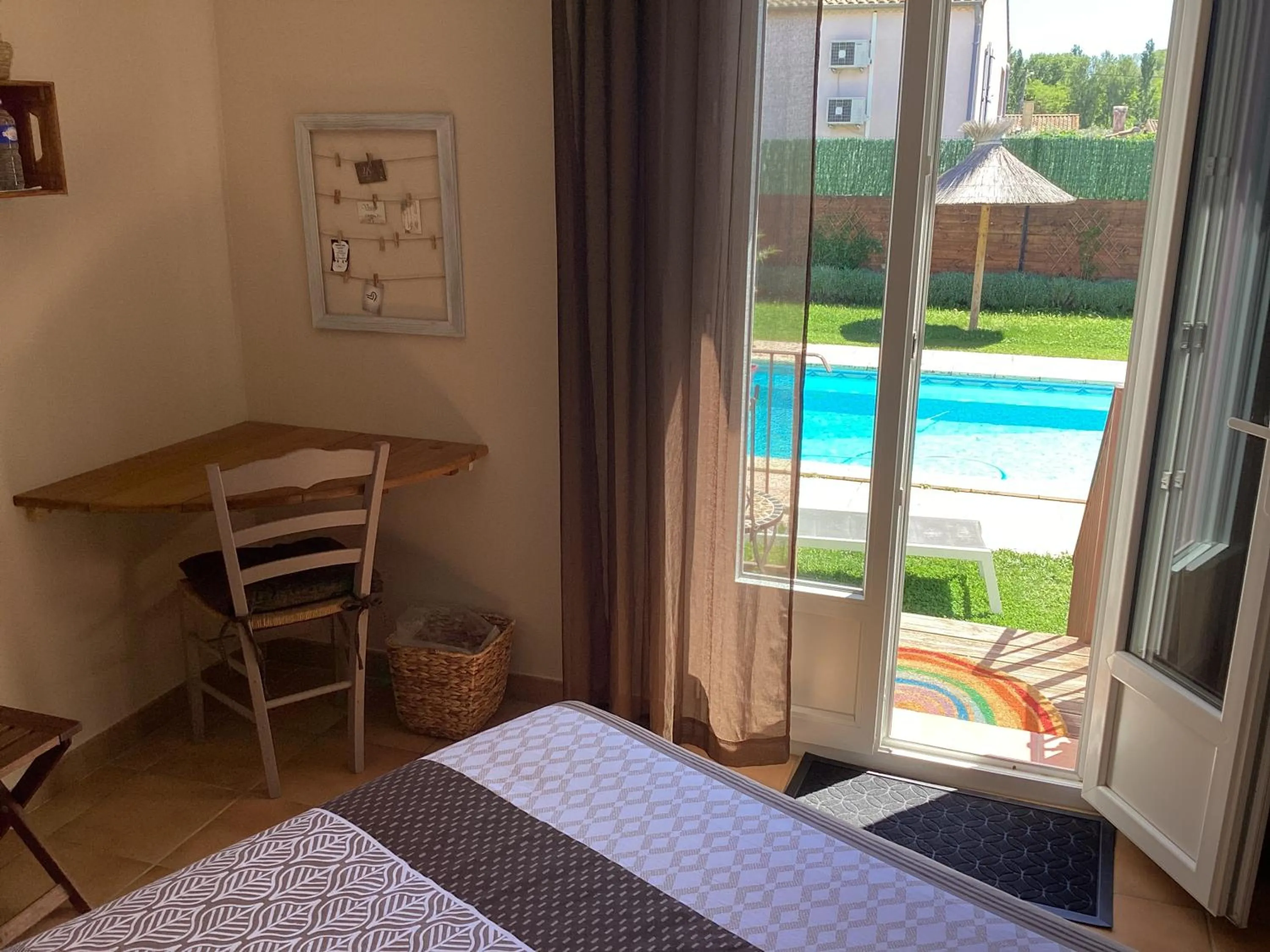 Pool view, Bed in Les chambres d'hôtes d'Eloïse, piscine privée
