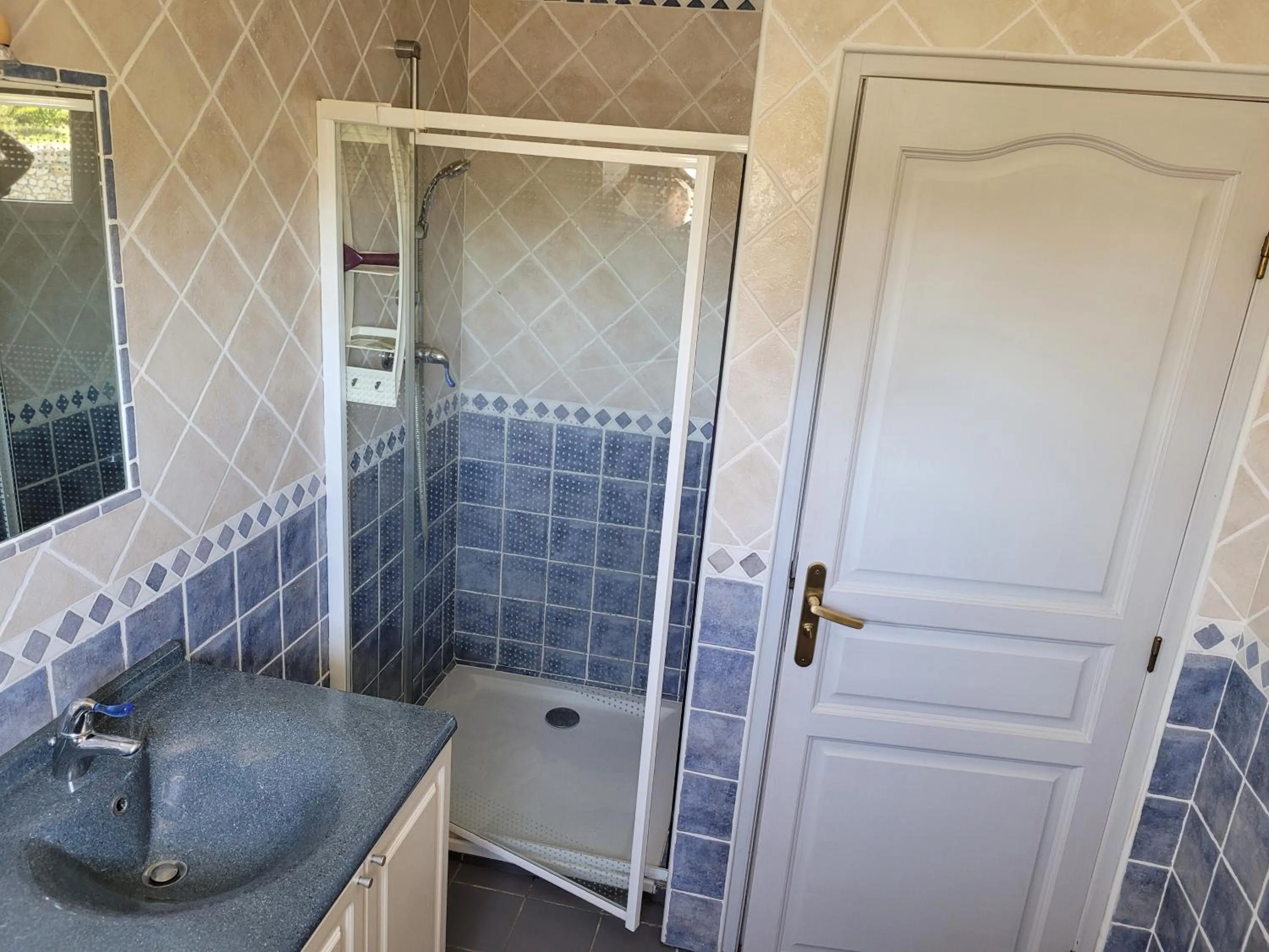 Shower in Les chambres d'hôtes d'Eloïse, piscine privée