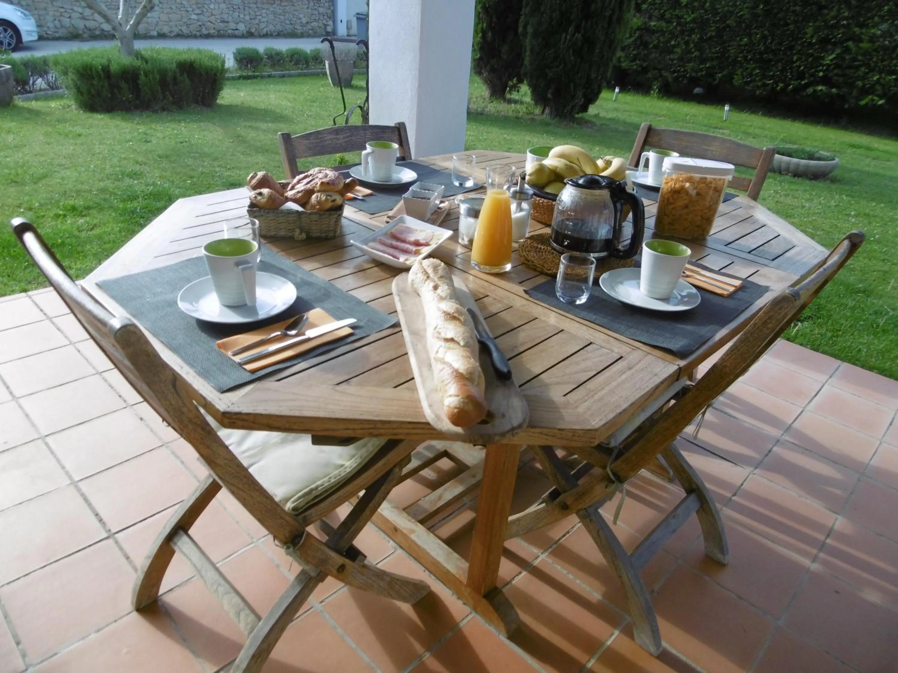 Patio in Les chambres d'hôtes d'Eloïse, piscine privée