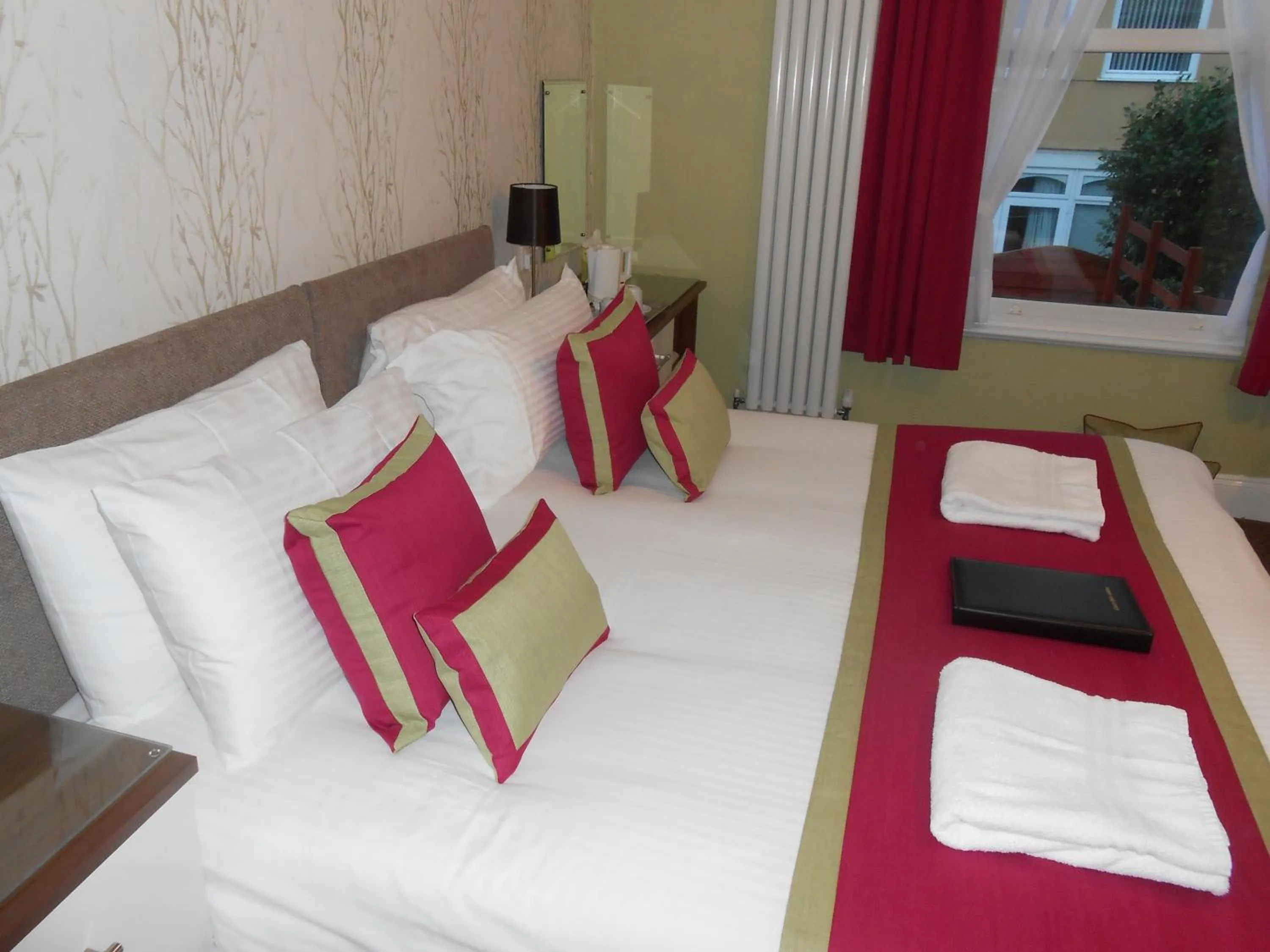 Bed in Grosvenor House Hotel