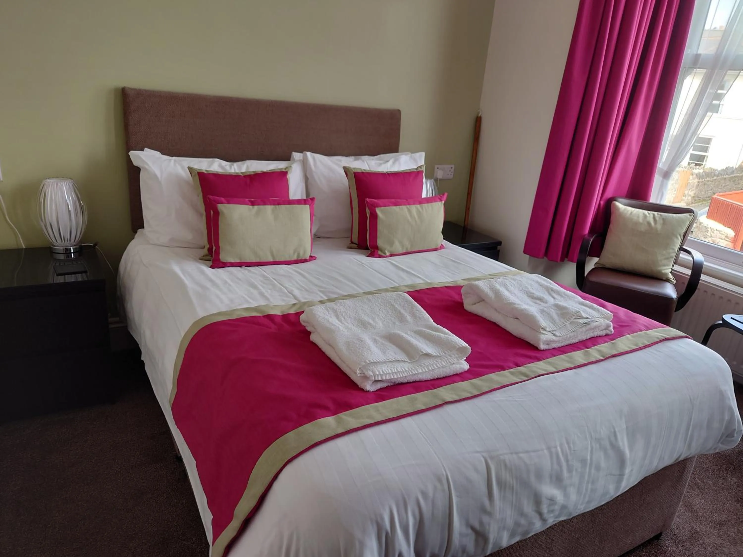 Bed in Grosvenor House Hotel