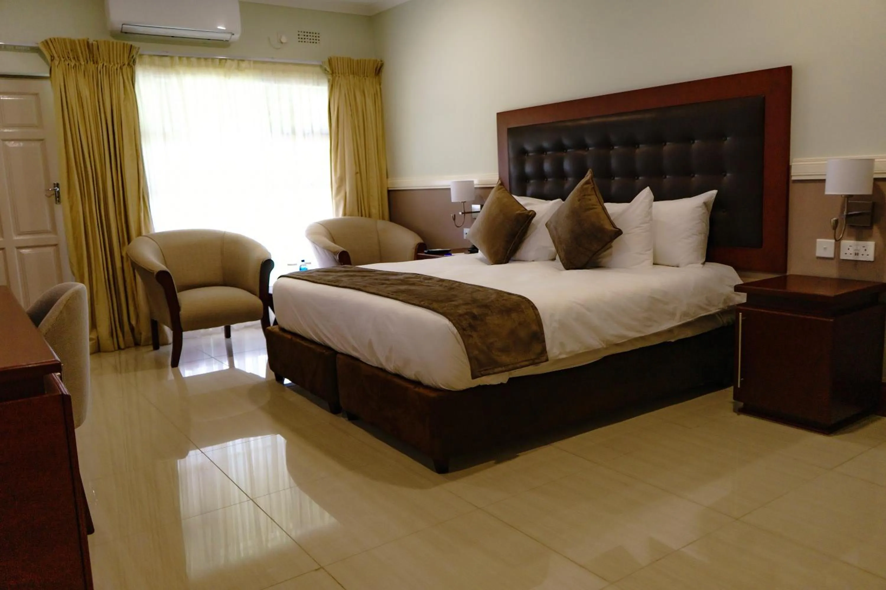 Photo of the whole room in Great Zimbabwe Hotel