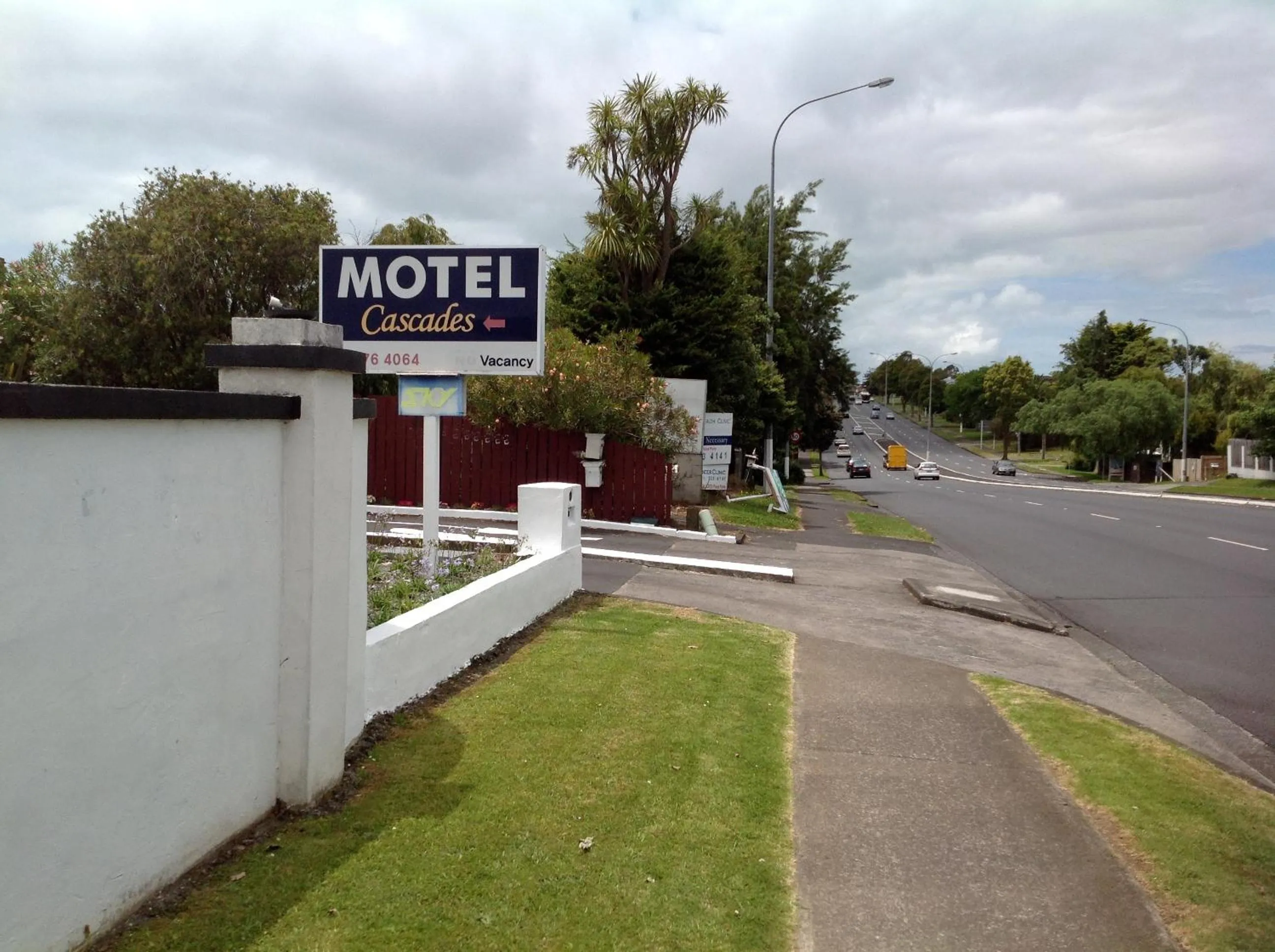 Facade/entrance in Cascades Motor Lodge