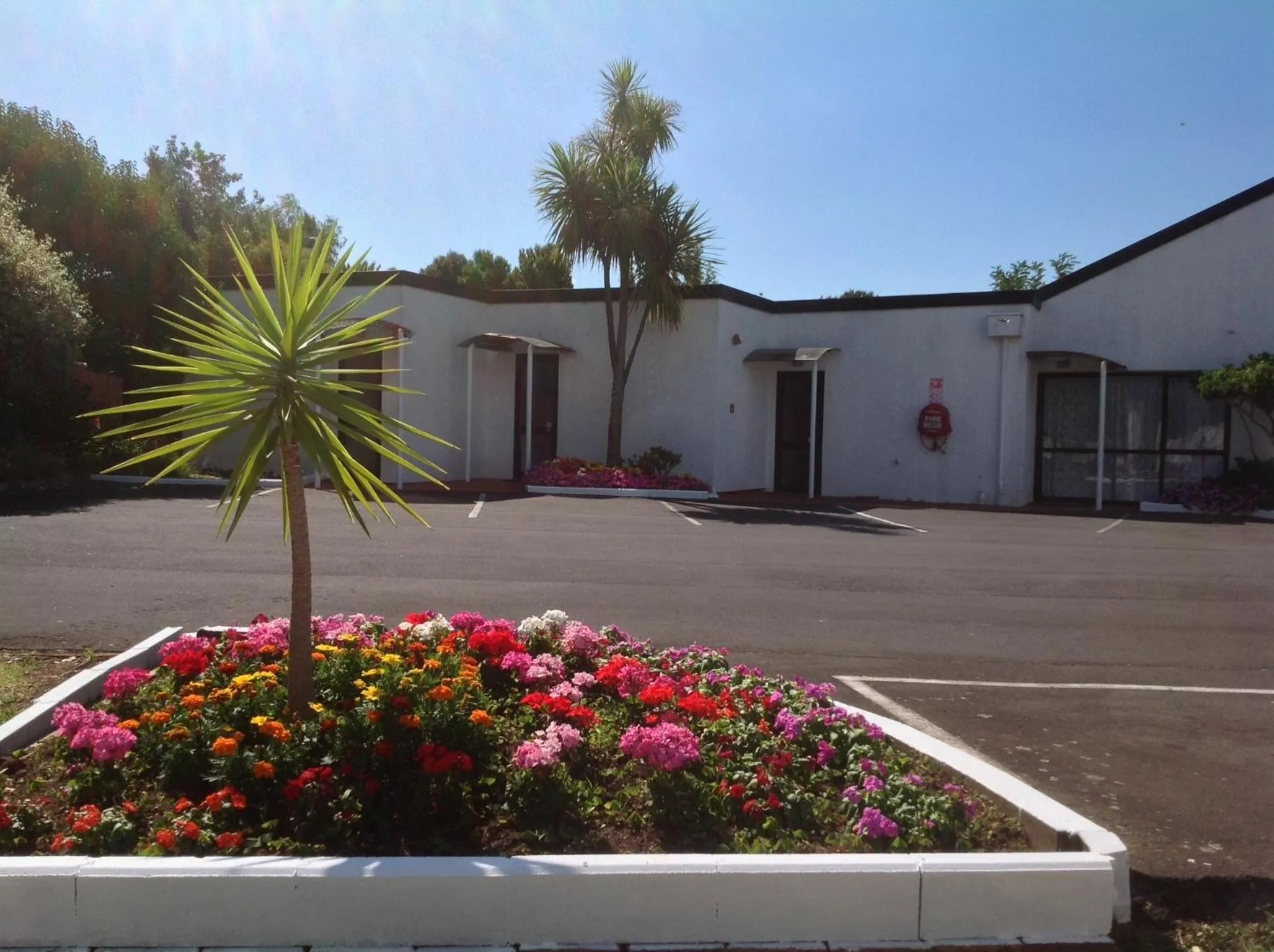 Facade/entrance in Cascades Motor Lodge