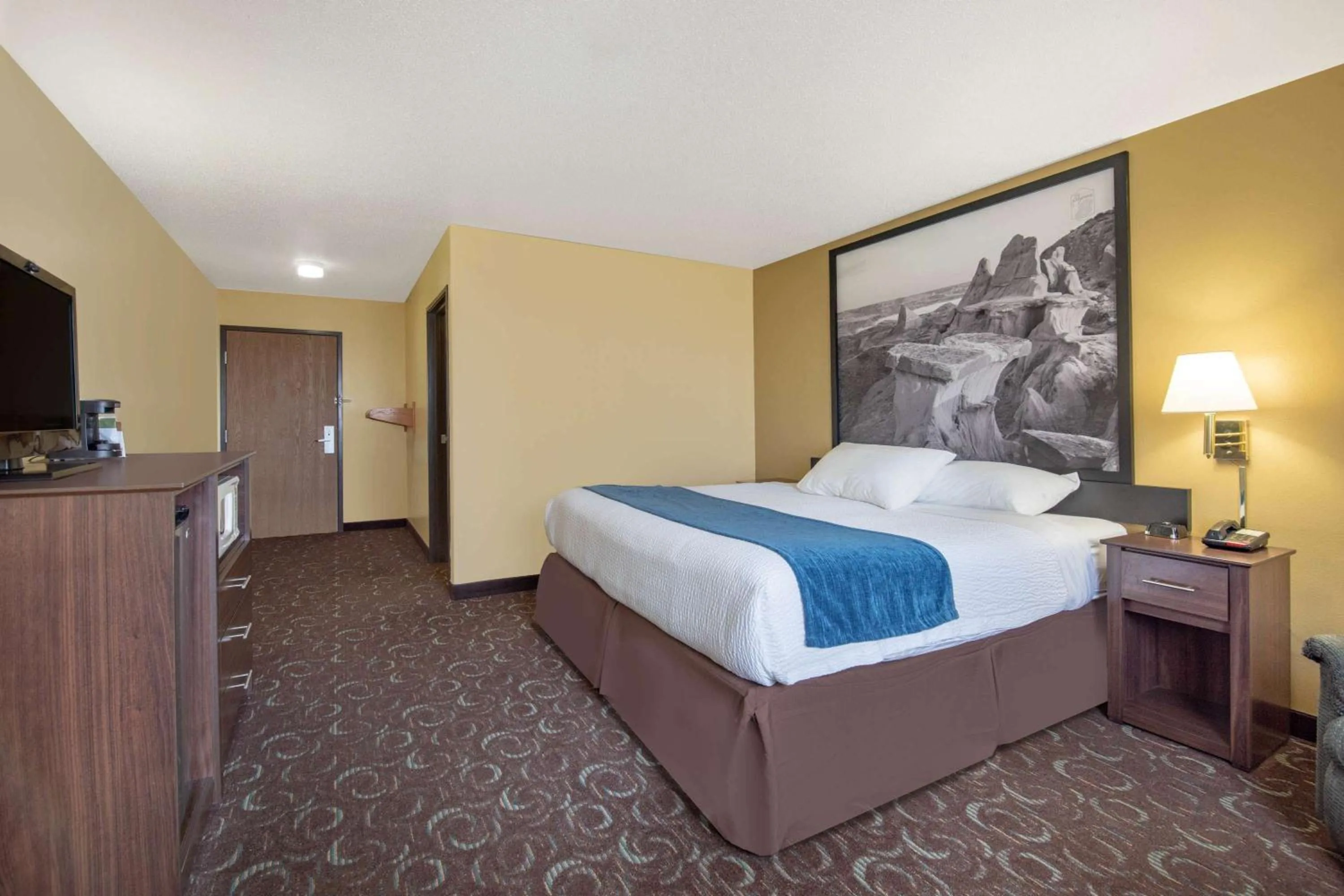 Photo of the whole room, Bed in Four Seasons Inn