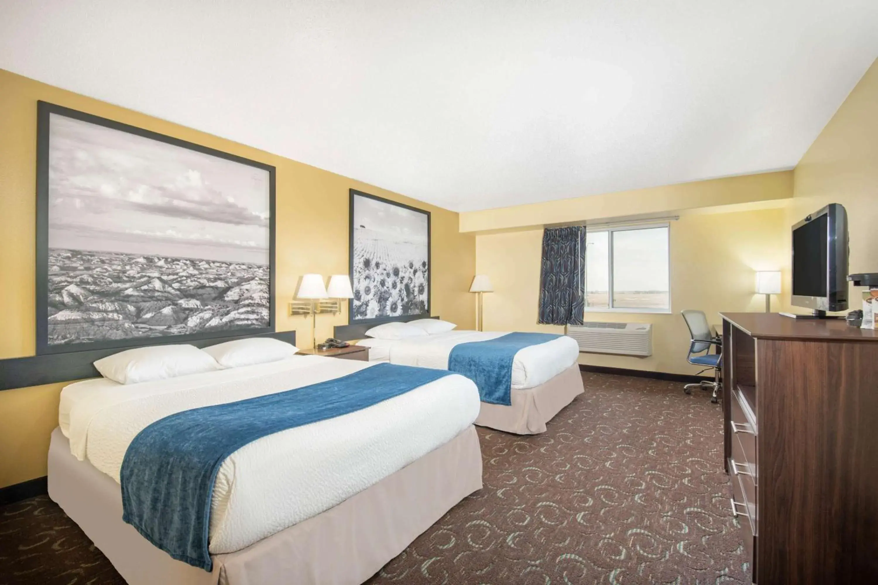 Queen Room with Two Queen Beds - Non-Smoking in Four Seasons Inn Queen Room with Two Queen Beds - Non-Smoking in Four Seasons Inn