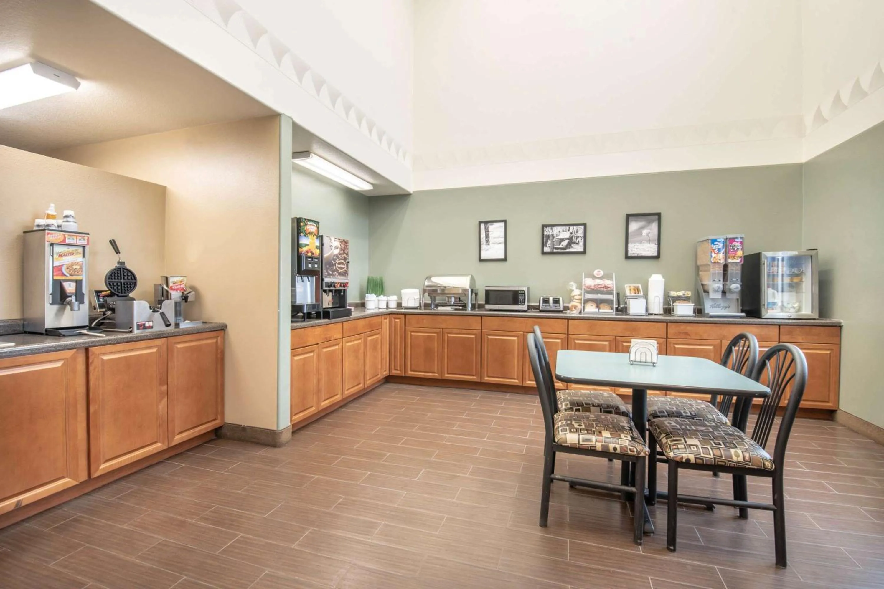 Restaurant/places to eat in Four Seasons Inn