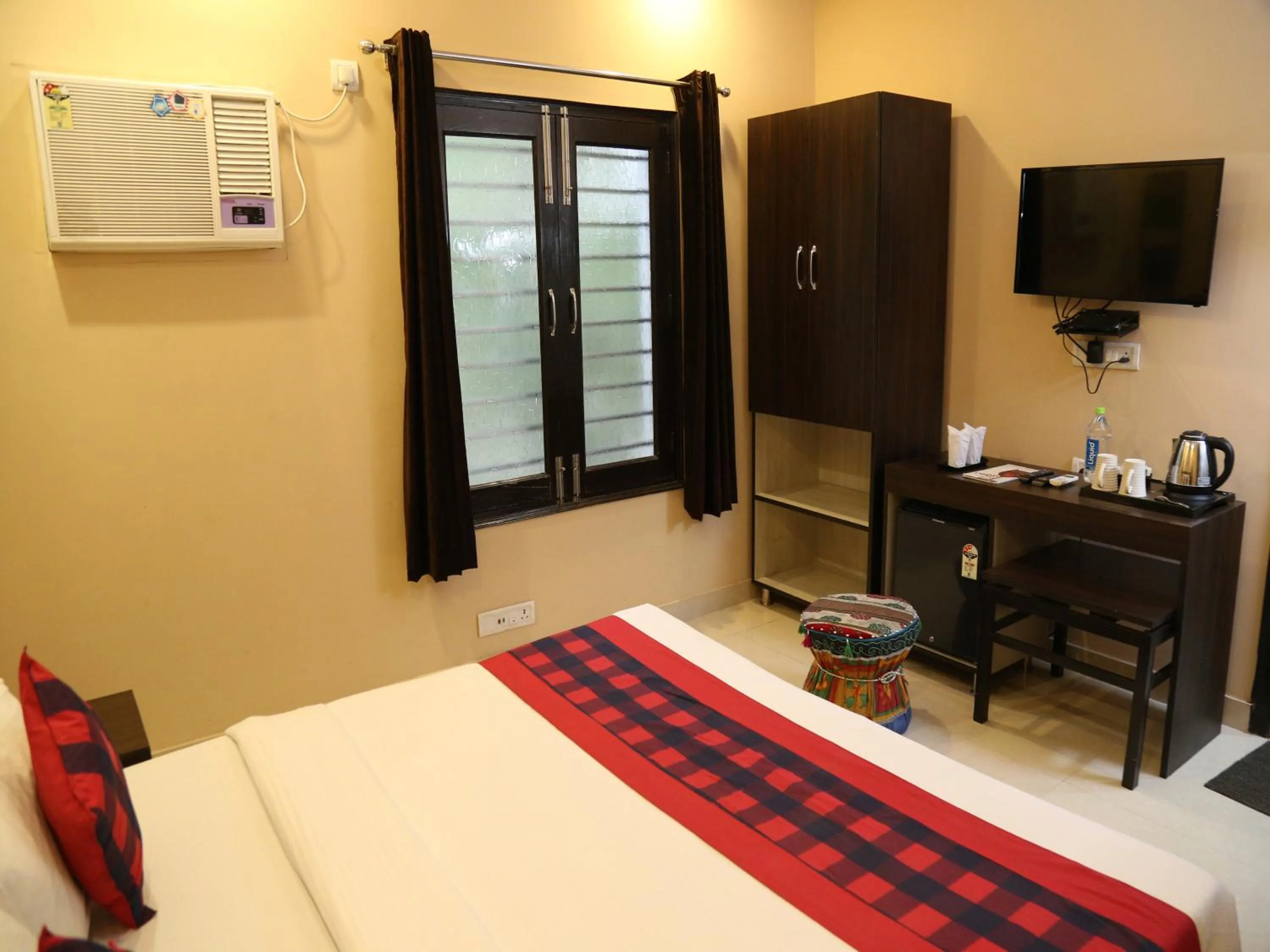 Communal lounge/ TV room, Bed in Taj Haveli Hotel Agra - Walkable Distance From Taj Mahal