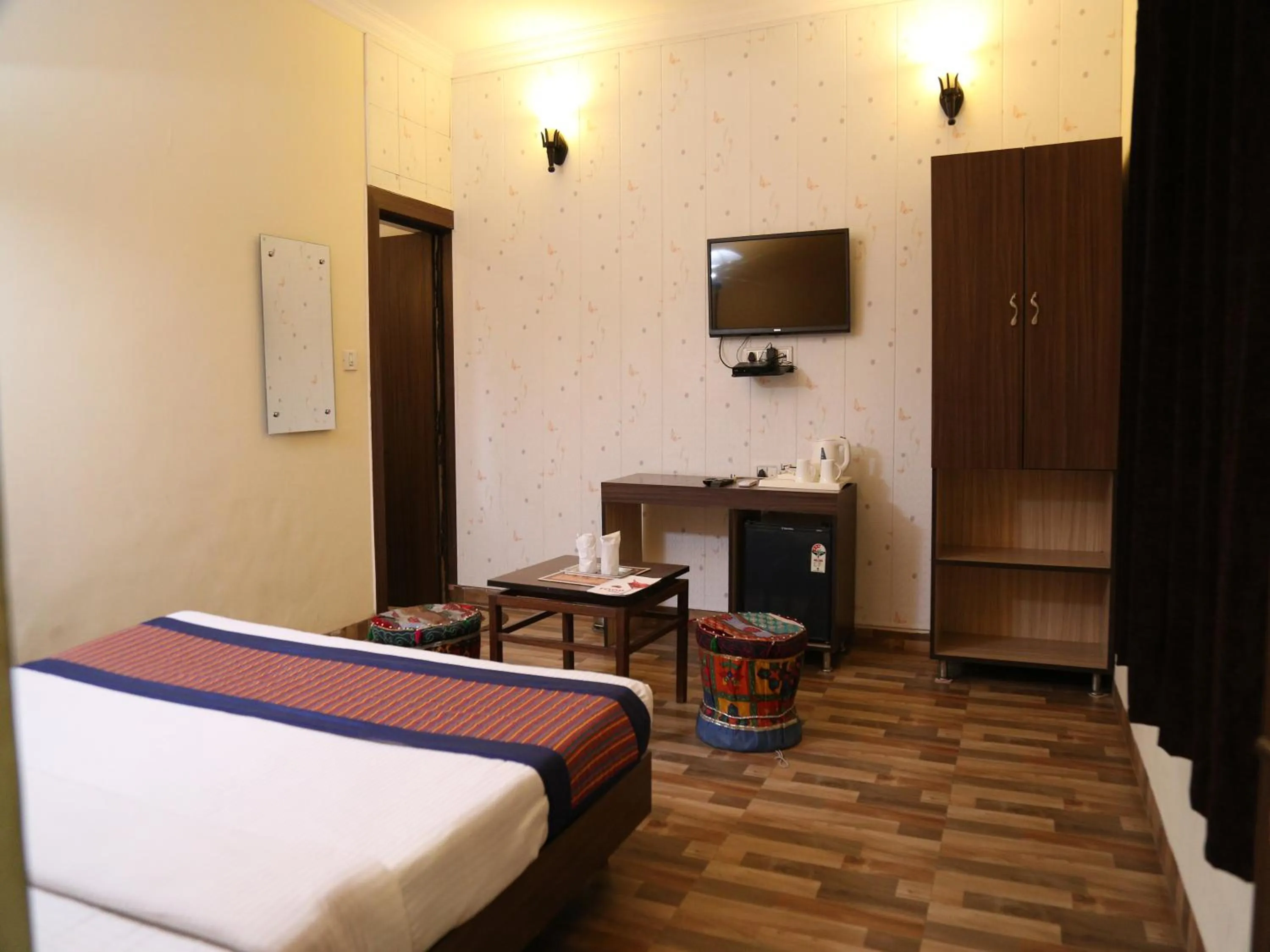 Communal lounge/ TV room, Bed in Taj Haveli Hotel Agra - Walkable Distance From Taj Mahal