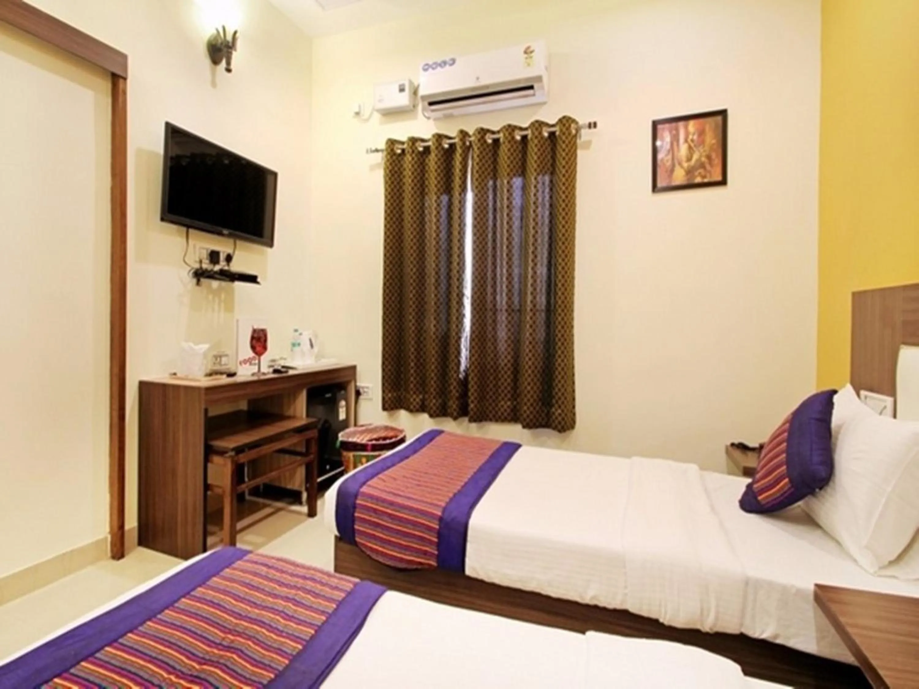 Communal lounge/ TV room, Bed in Taj Haveli Hotel Agra - Walkable Distance From Taj Mahal