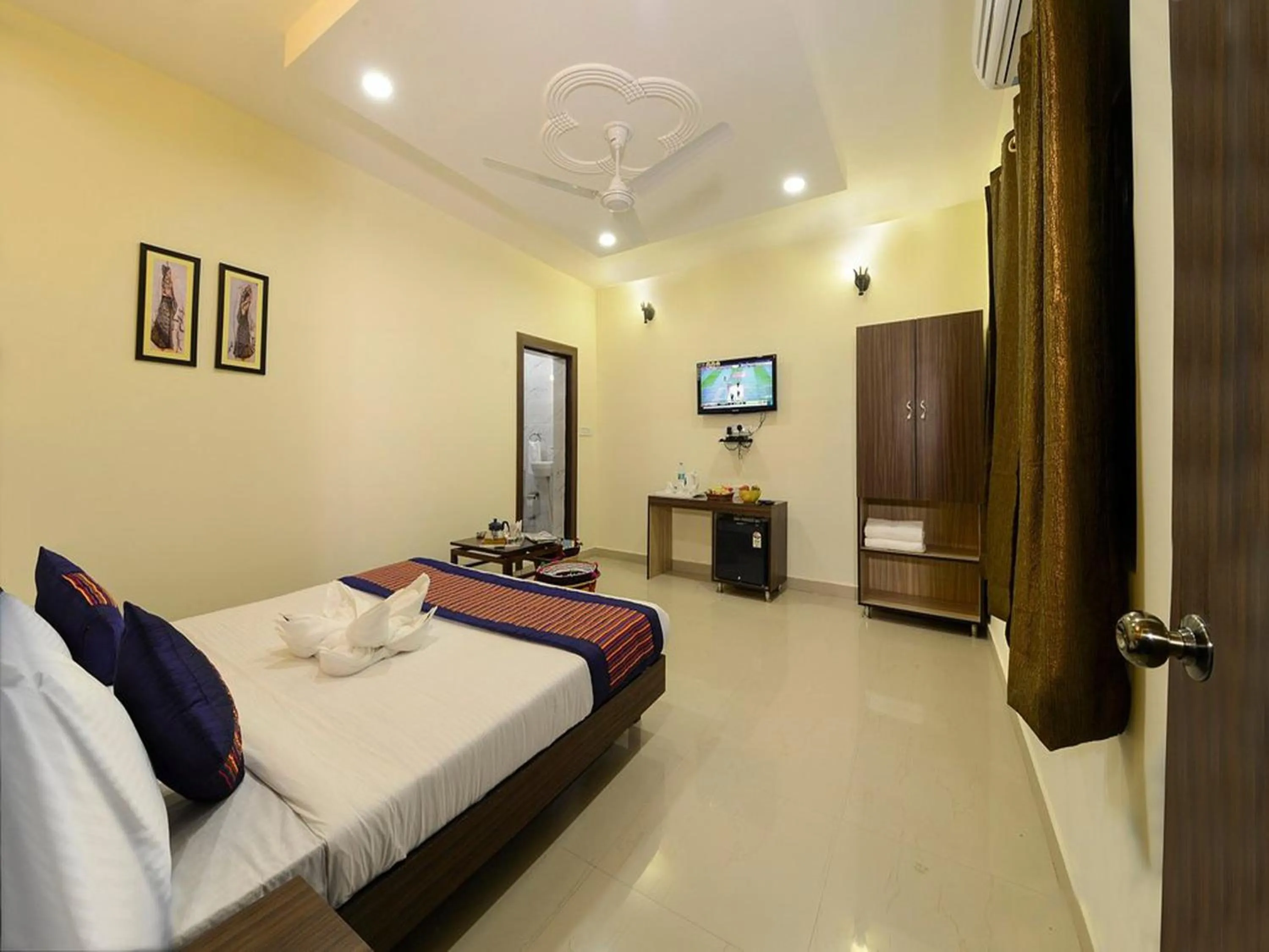 Photo of the whole room, Bed in Taj Haveli Hotel Agra - Walkable Distance From Taj Mahal