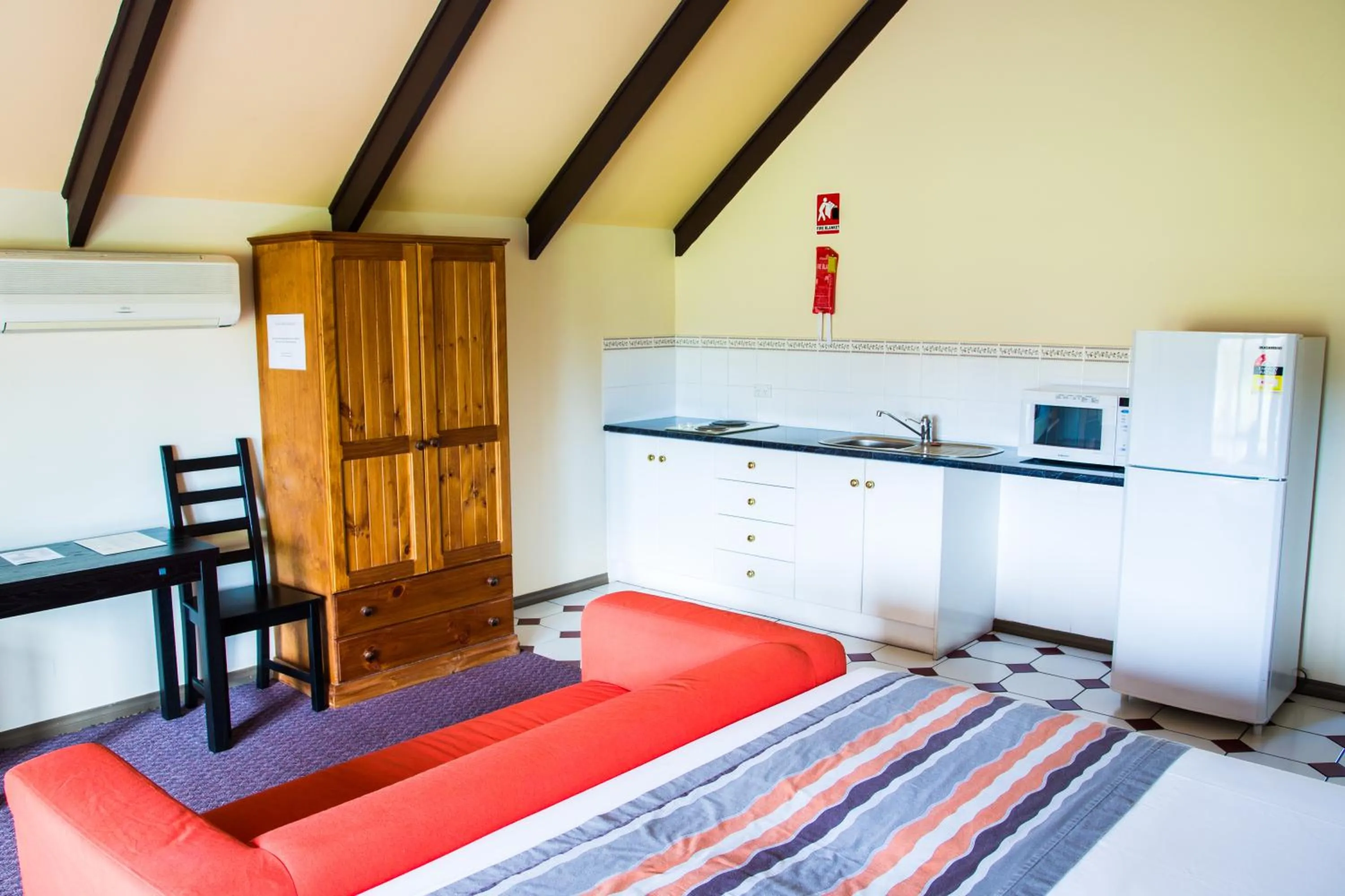 Kitchen or kitchenette, Bed in Hahndorf Motel