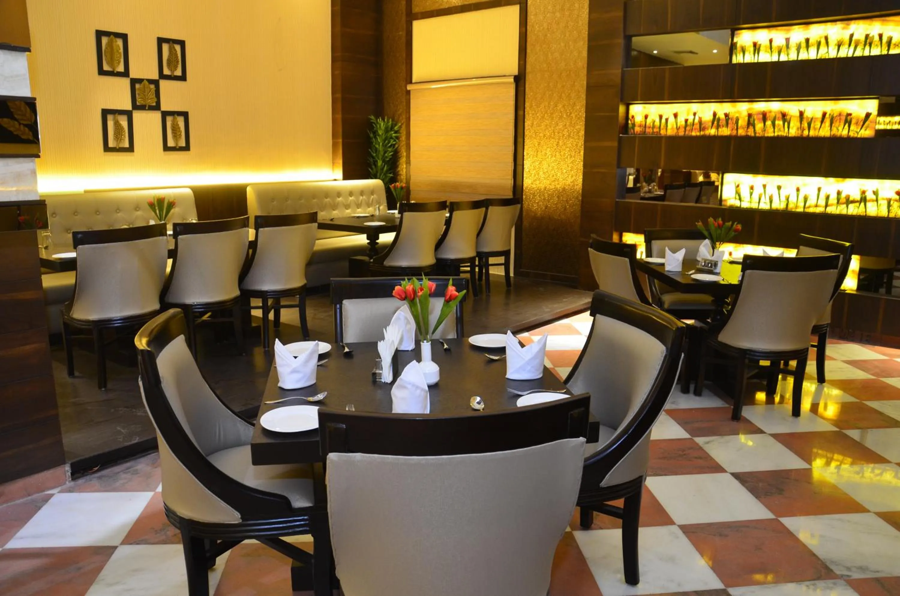 Restaurant/places to eat in Hotel Abhinandan