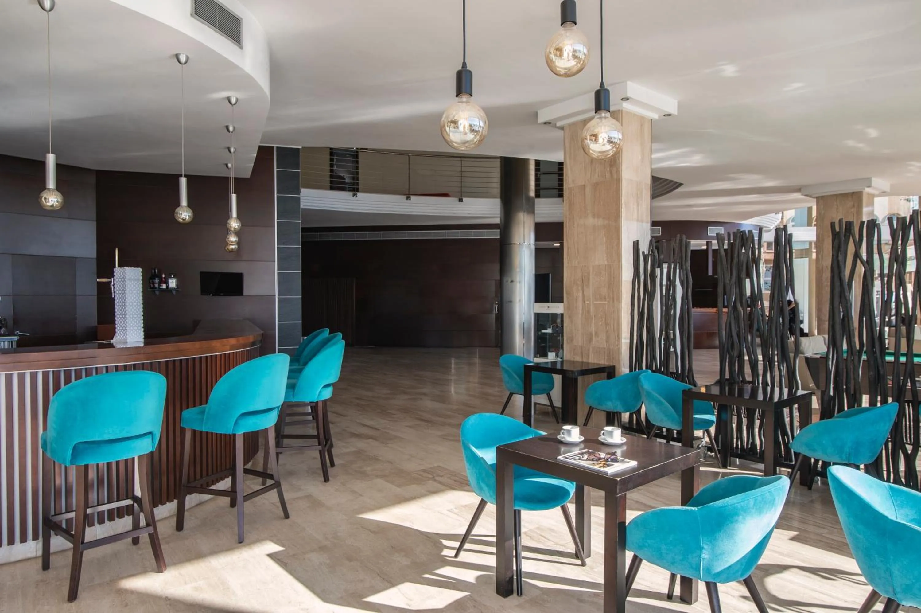 Lounge or bar in Hotel Bahía Calpe by Pierre & Vacances