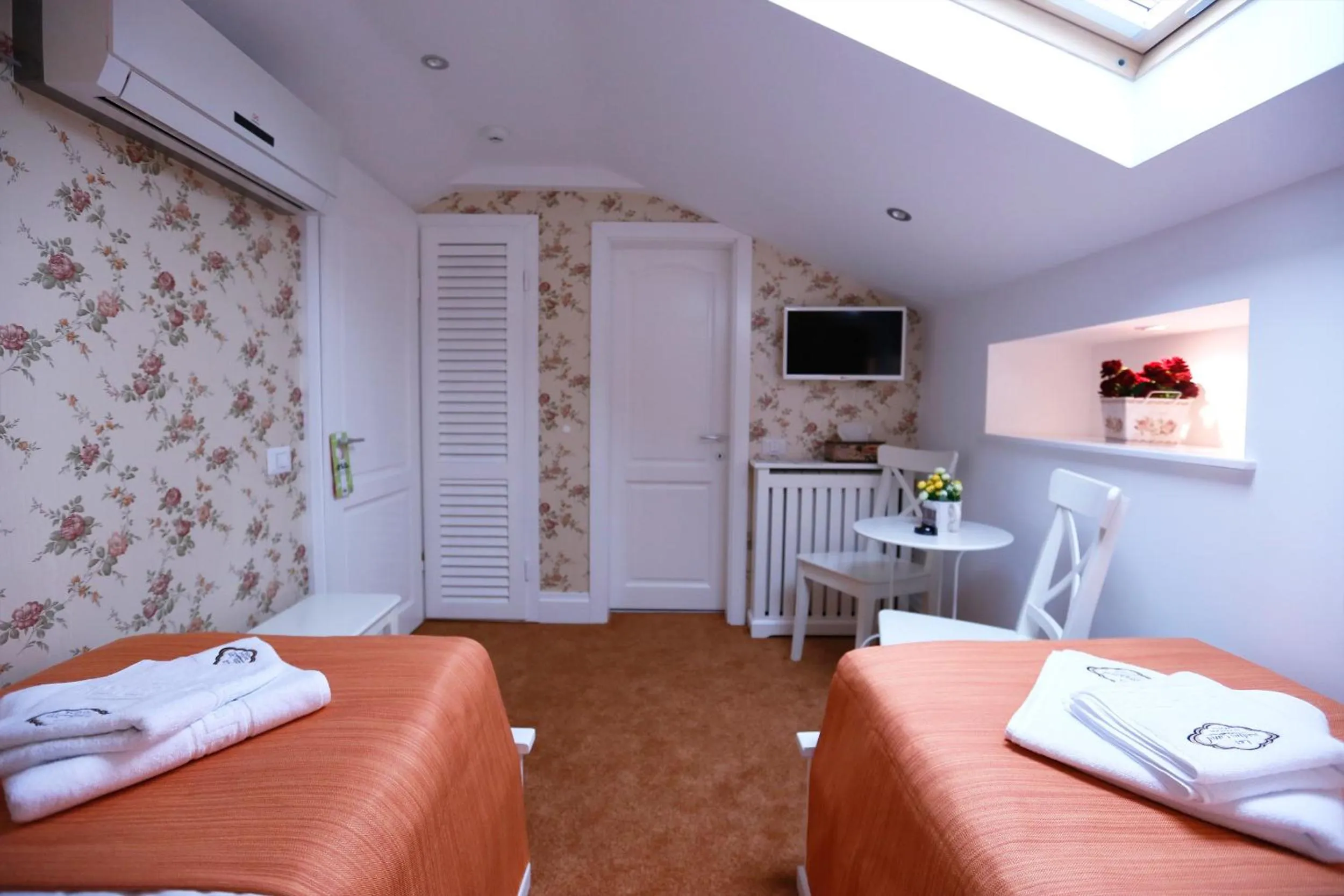 TV and multimedia in Hotel Les Jardins Carol