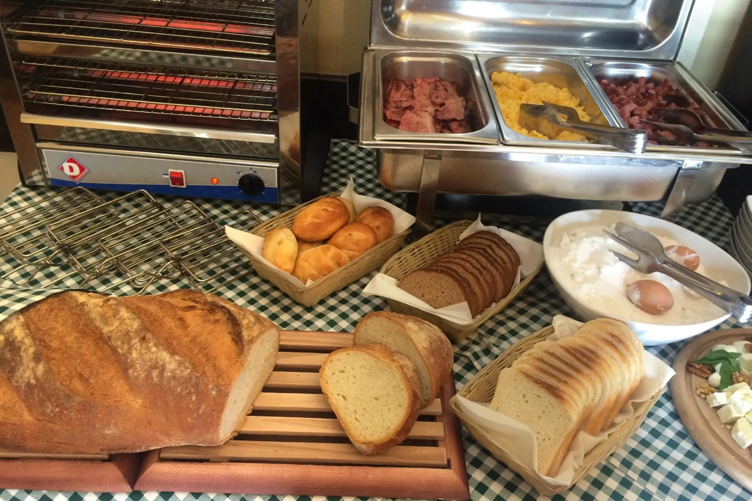Breakfast in Hotel Les Jardins Carol