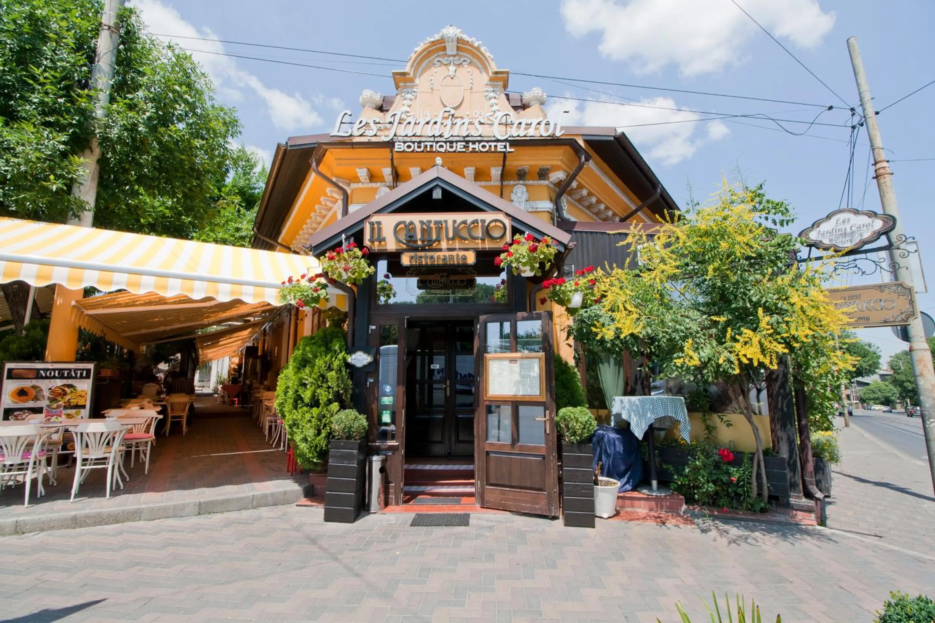 Facade/entrance in Hotel Les Jardins Carol