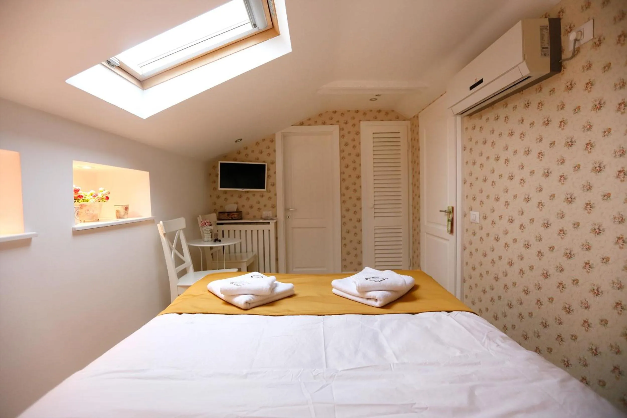 TV and multimedia in Hotel Les Jardins Carol