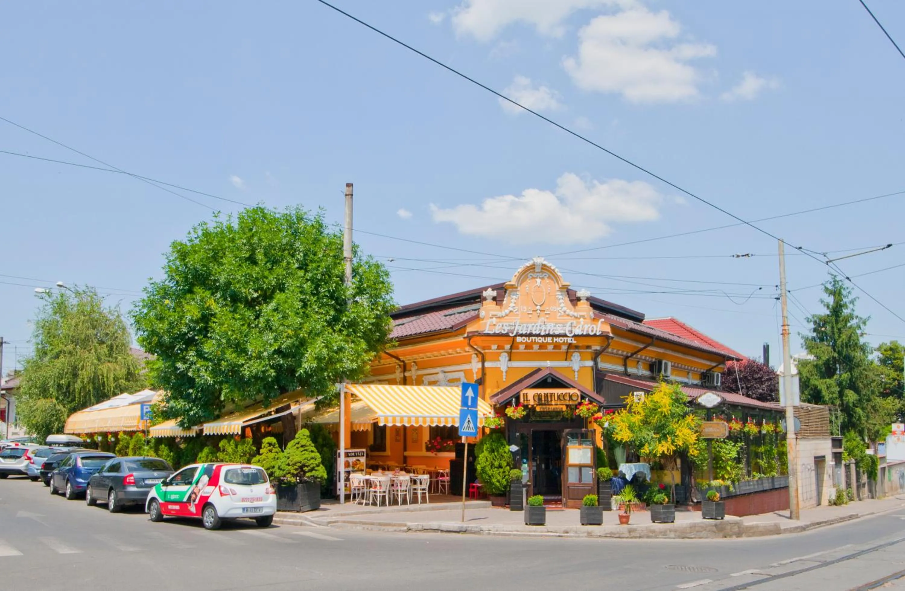 Property building in Hotel Les Jardins Carol