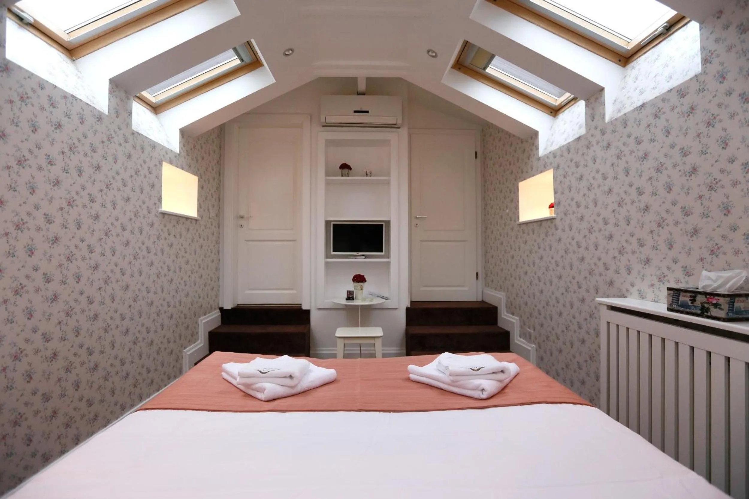 TV and multimedia in Hotel Les Jardins Carol