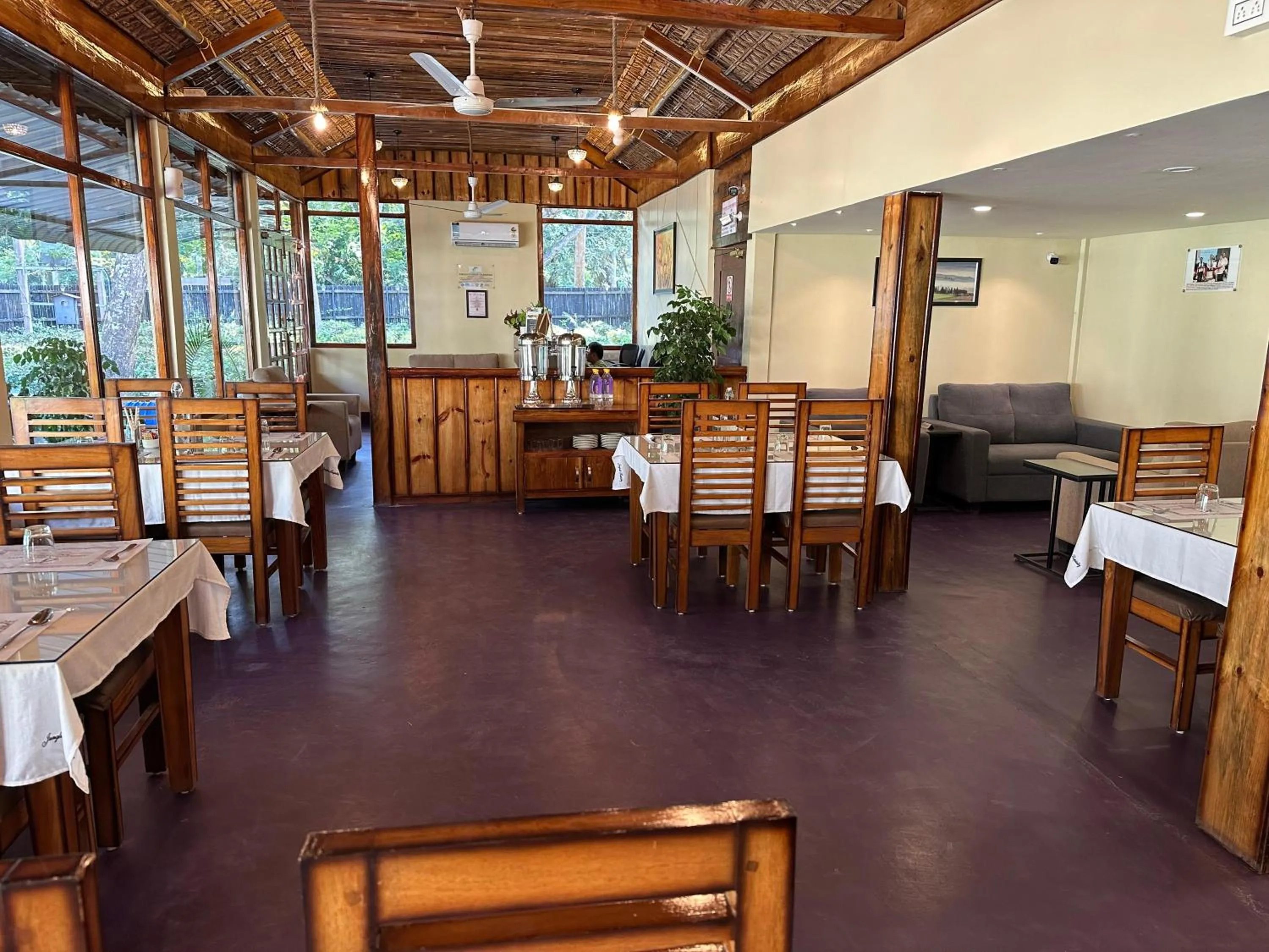 Lounge or bar in Jungleciti House, Kaziranga National Park