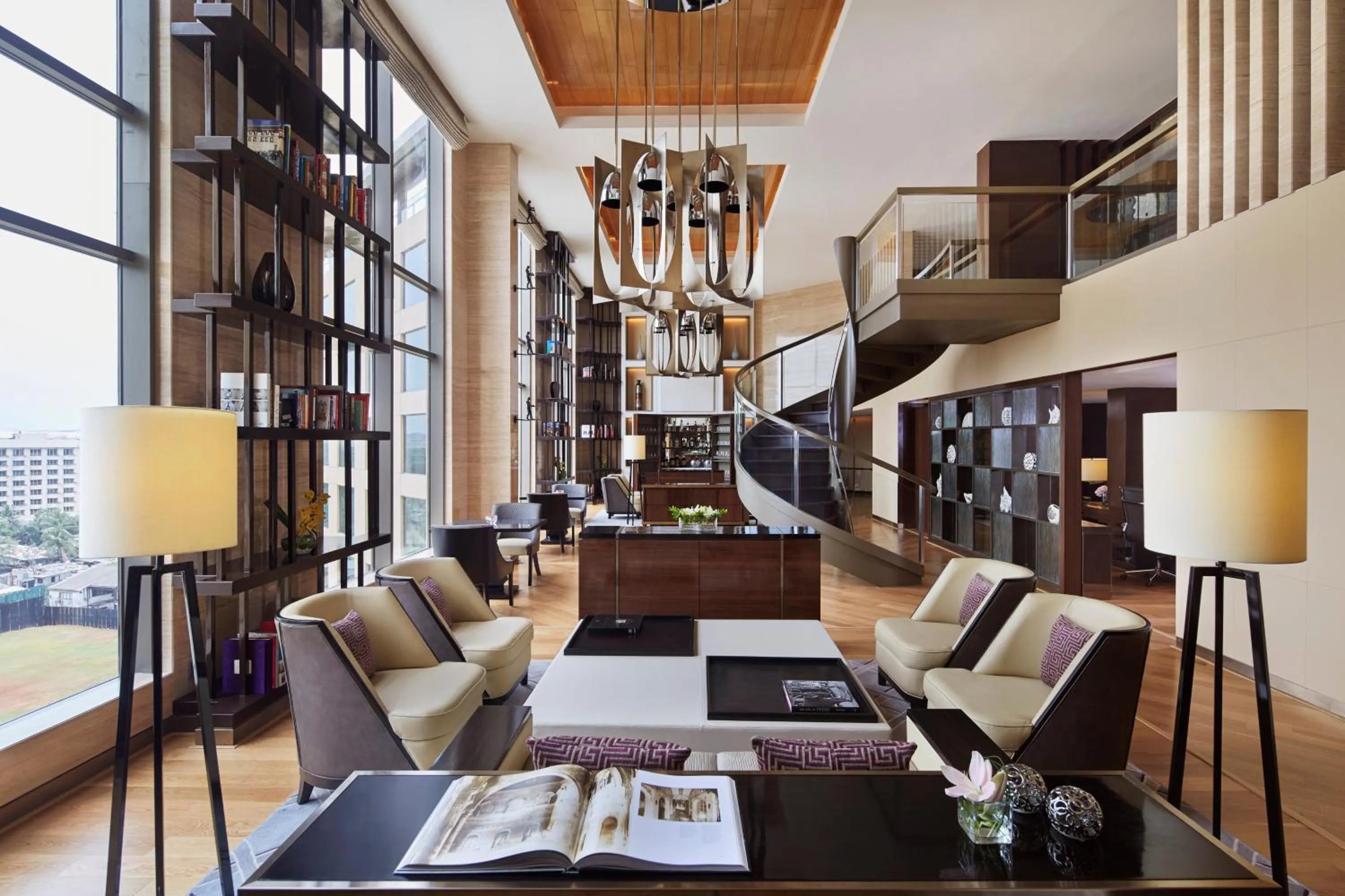 Lounge or bar in JW Marriott Mumbai Sahar Airport