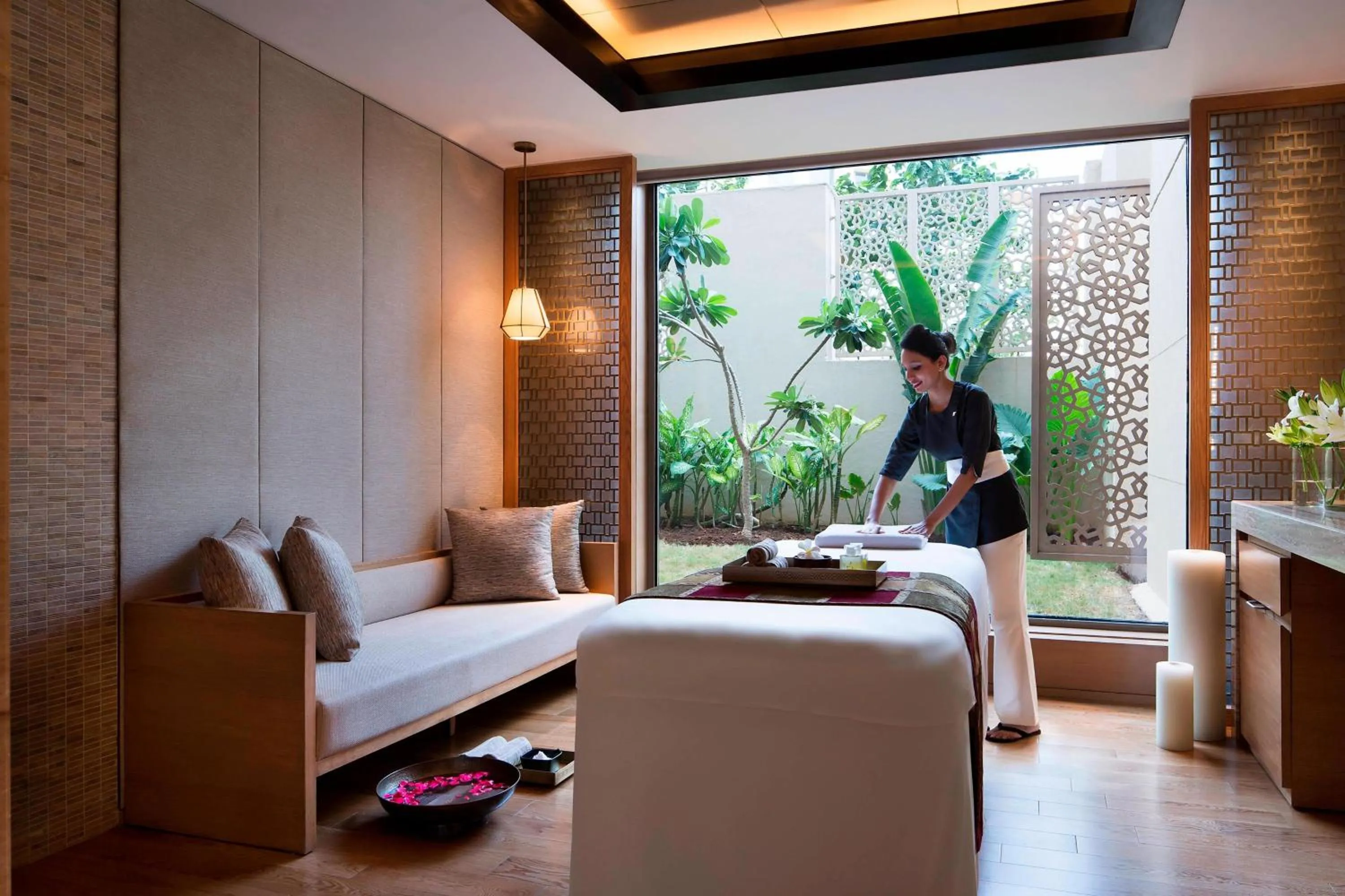 Spa and wellness centre/facilities, Bed in JW Marriott Mumbai Sahar Airport