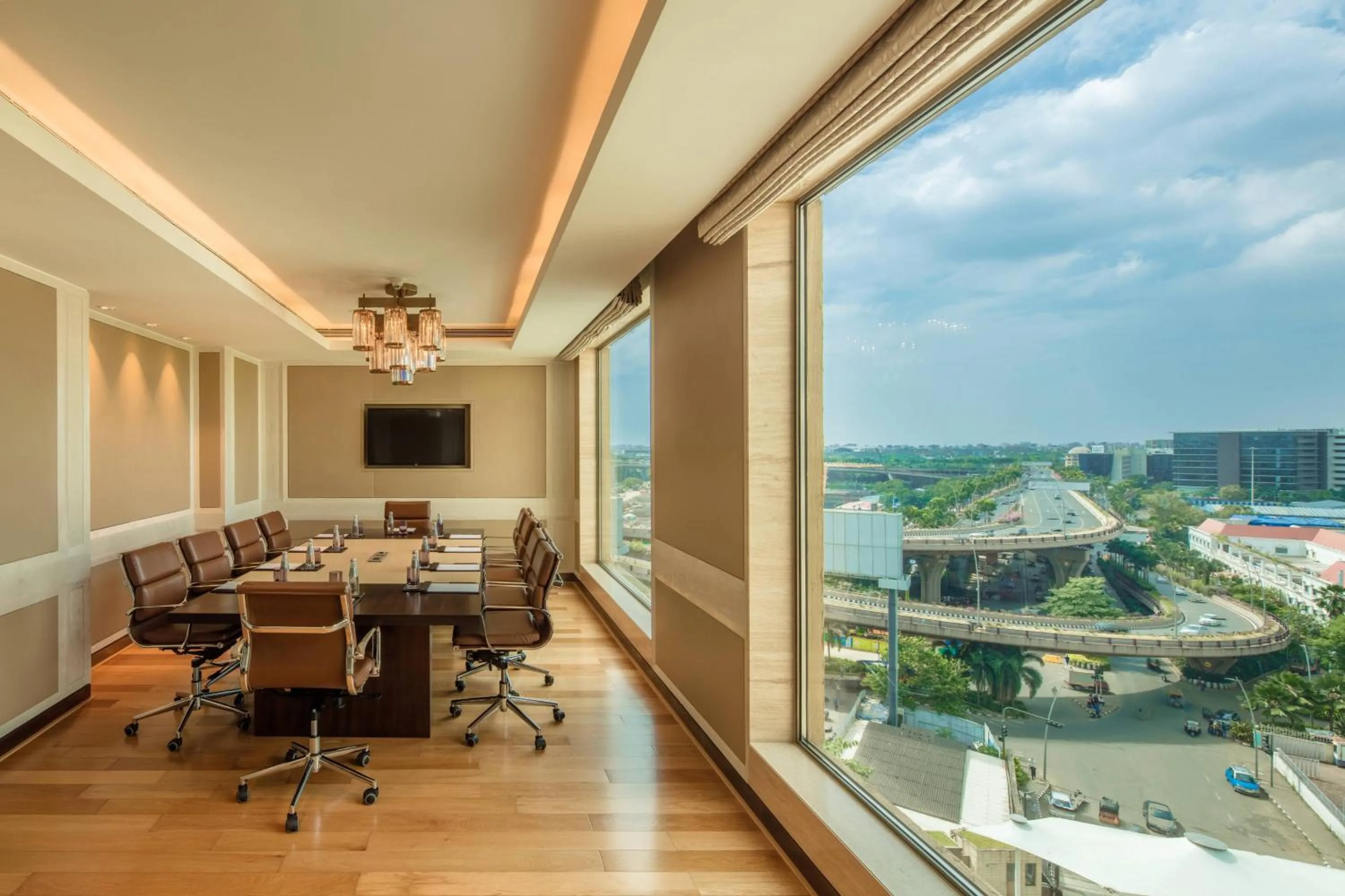 Lounge or bar in JW Marriott Mumbai Sahar Airport